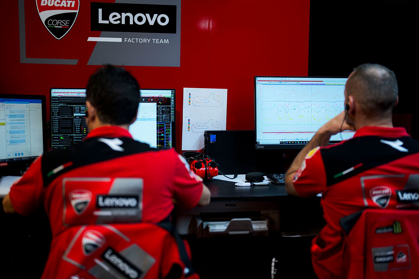 Ducati Lenovo Remote Garage room di kantor pusat Ducati telah direnovasi sepenuhnya dengan berbagai perangkat keras Lenovo.jpg