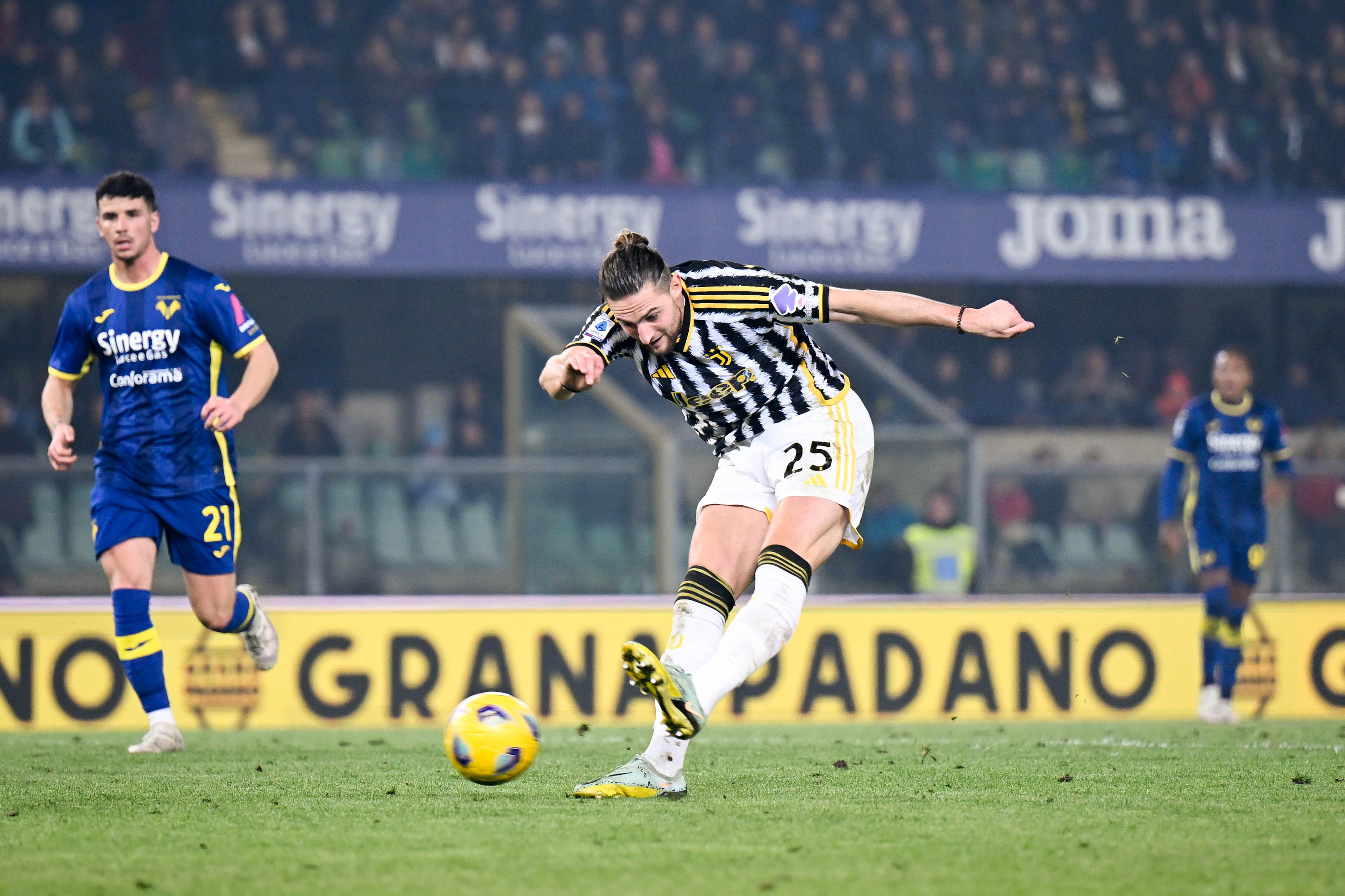 adrien rabiot di hellas verona vs juventus (@juventusfc).jpg