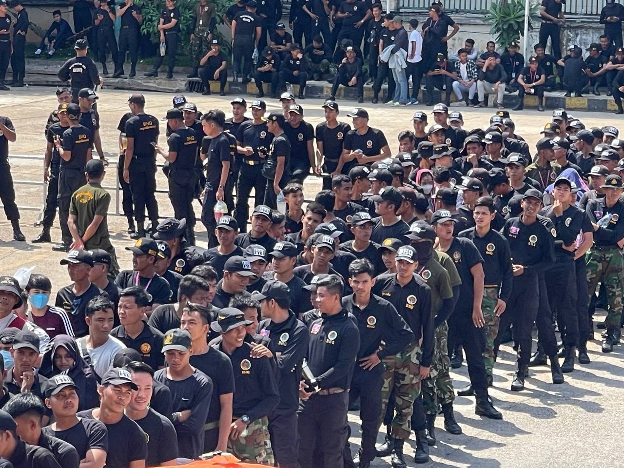 Ratusan tentara yang antre masuk ke venue final liga voli Kamboja atau Techo League 2024, Minggu (18/2/2024)/foto: Troryorng Media