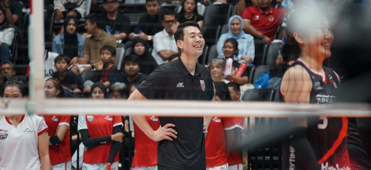 Pelatih Ko Hee-jin dan Pedro Lilipaly Saling Bertukar Tempat (Sumber: SportCorner Reza Rabbani)
