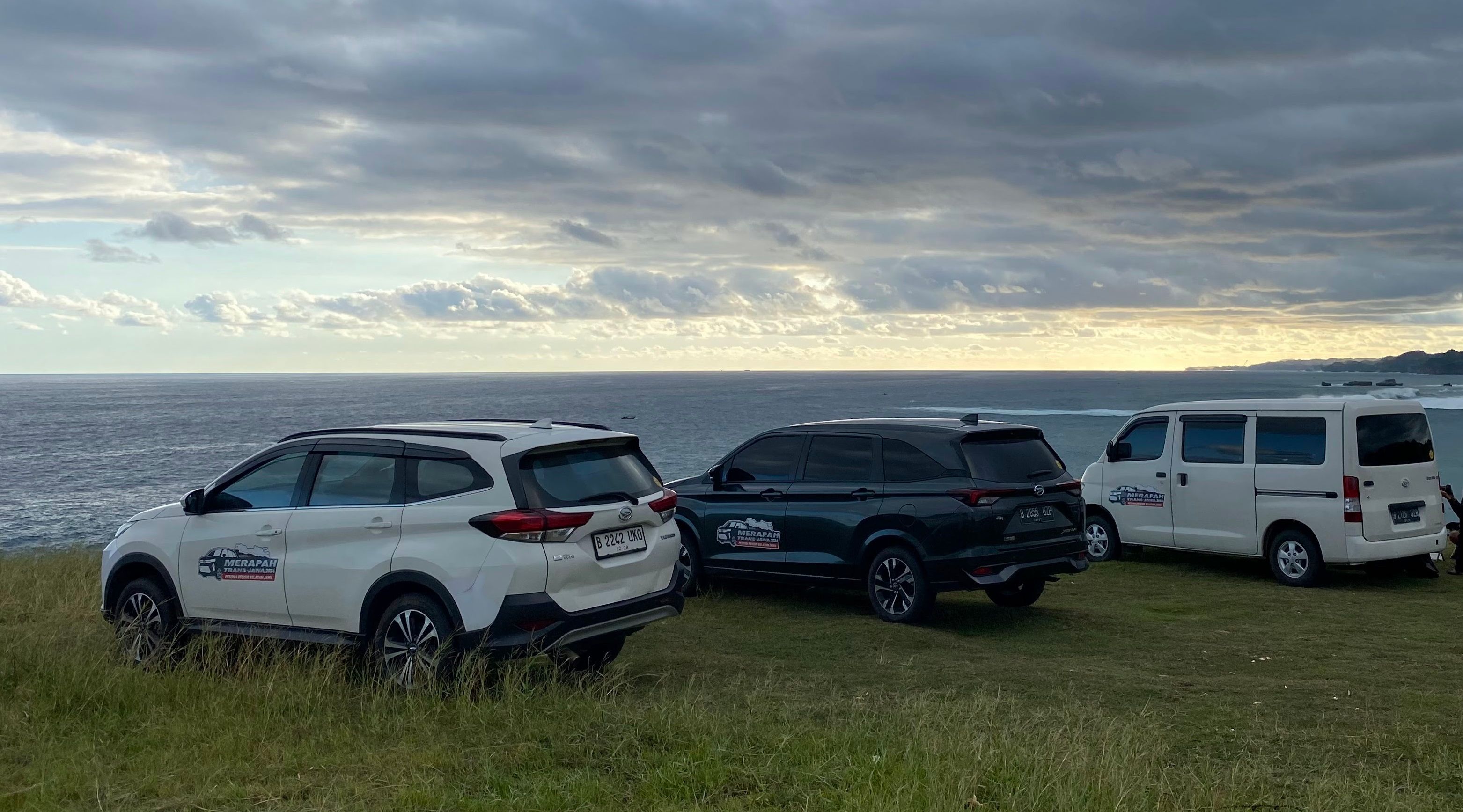 Eksplorasi Trans Jawa oleh Daihatsu sambil menikmati Pantai Karang Bolong di Pacitan, Jawa Timur.jpg