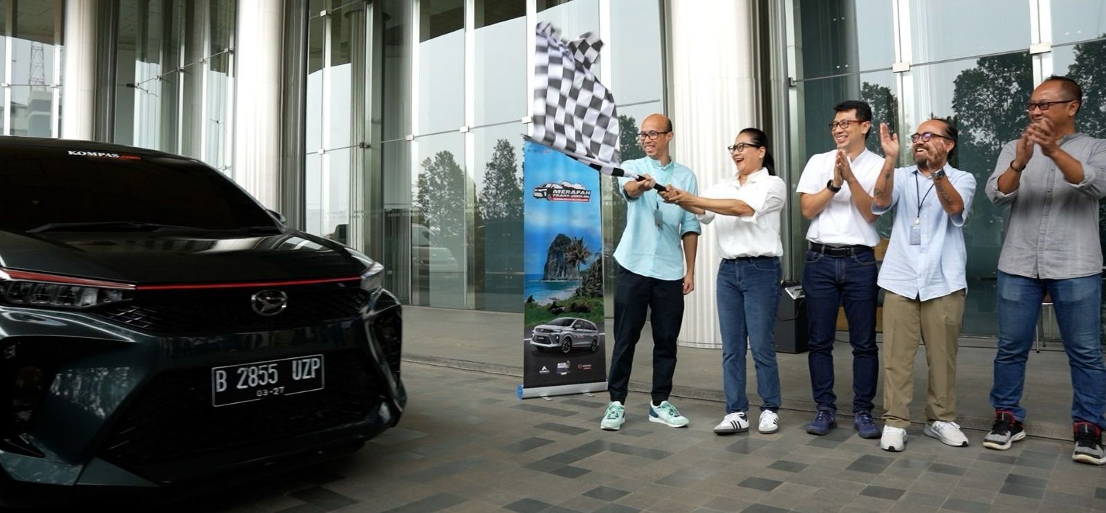 Sri Agung Handayani, Marketing Director PT Astra Daihatsu Motor (Tengah kiri) beserta jajaran manajemen lainnya melepas keberangkatan eksplorasi Trans Jawa 2024.jpg