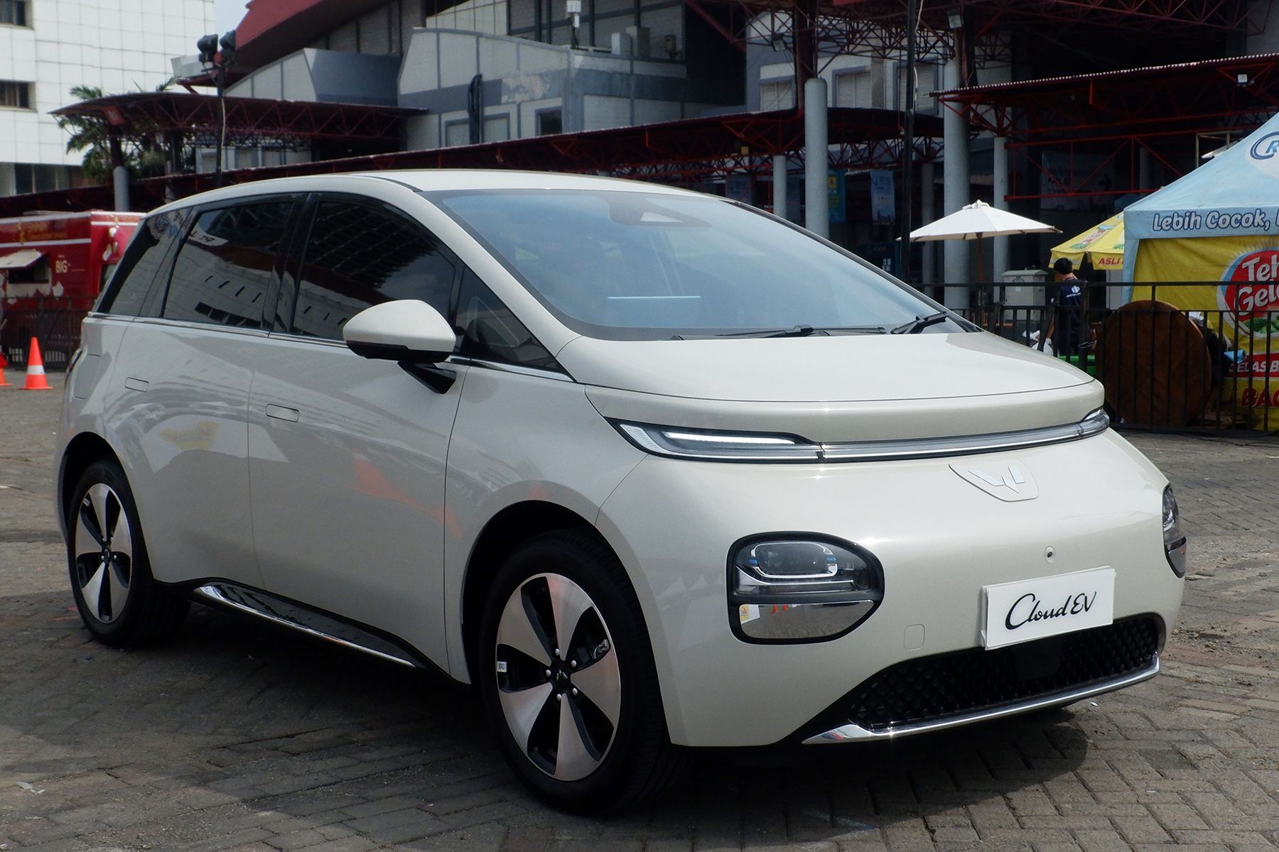 Wuling Cloud EV kini sudah bisa dicoba langsung oleh pengunjung booth Wuling di PEVS 2024.JPG