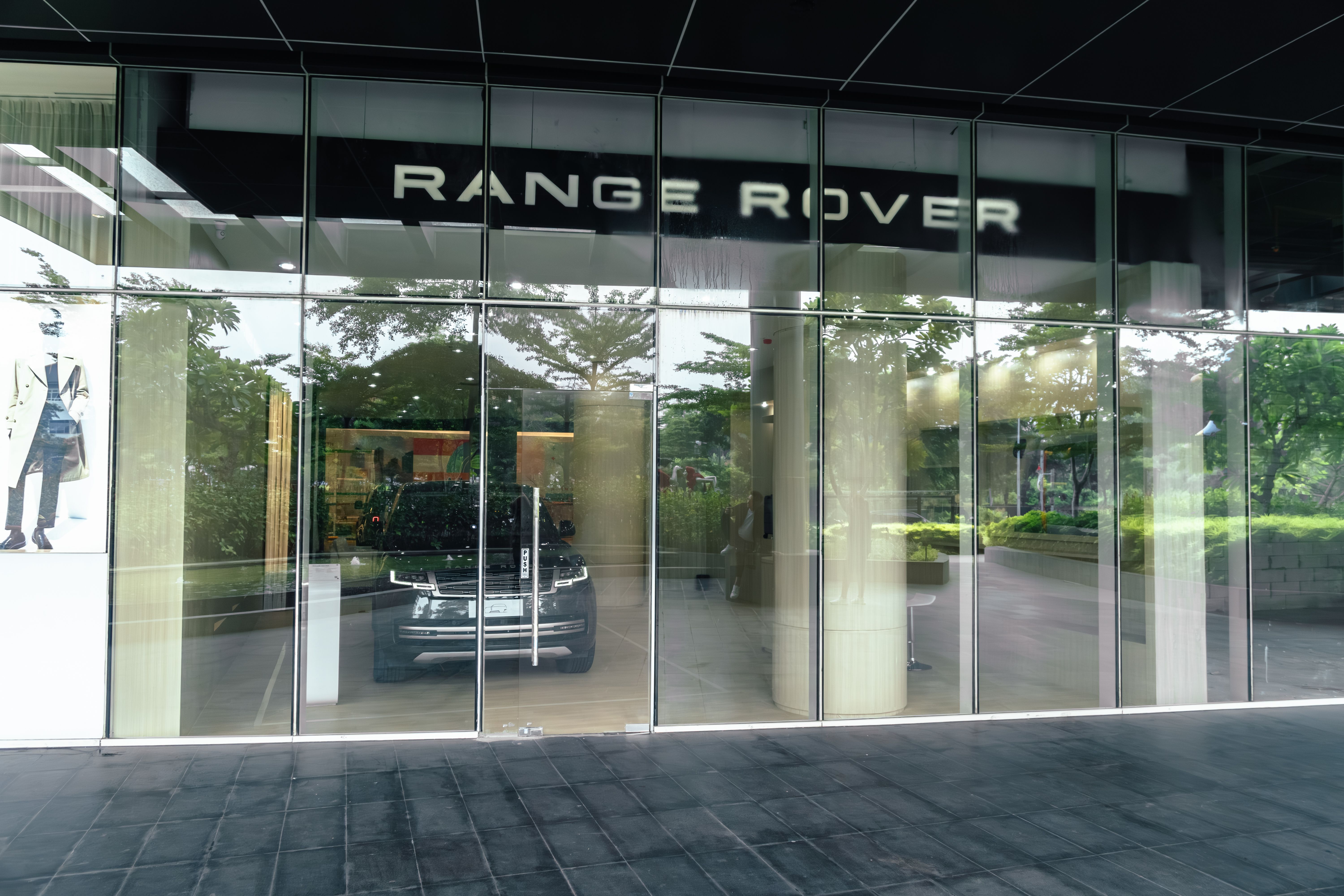 Range Rover Boutique #1.JPG