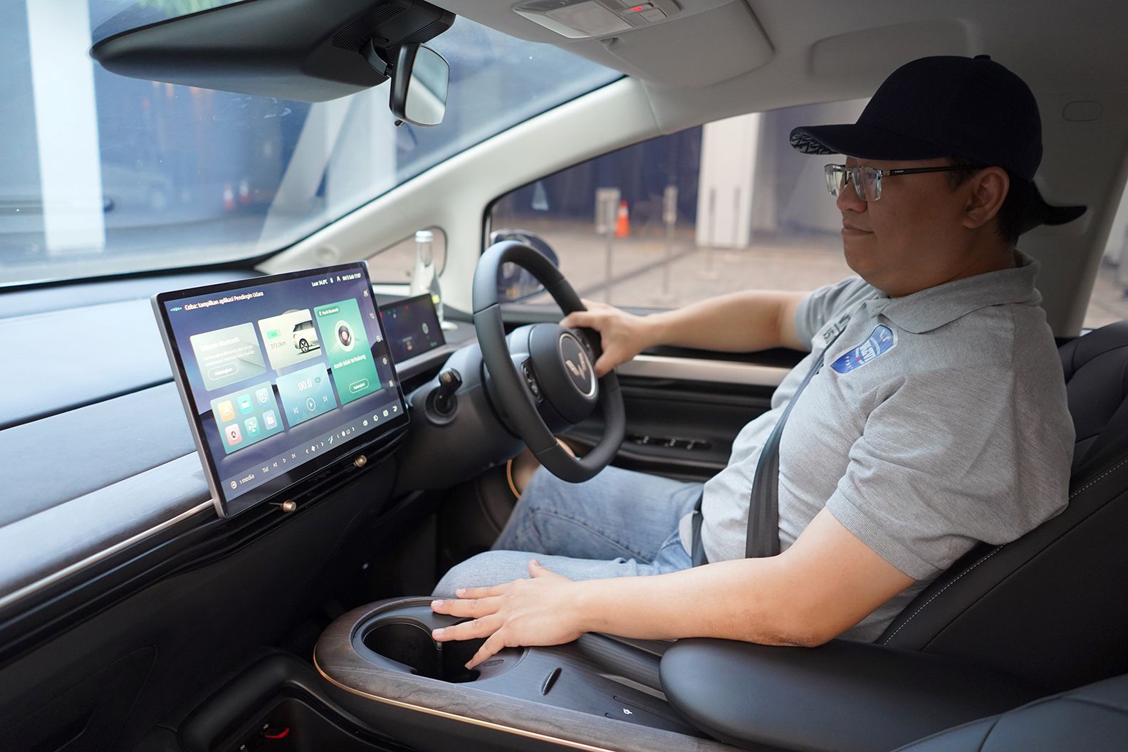 15.6” Intelligent Head Unit yang berada di tengah dashboard Cloud EV menjadi salah satu favorit bagi Anton, perwakilan komunitas WEVI.JPG