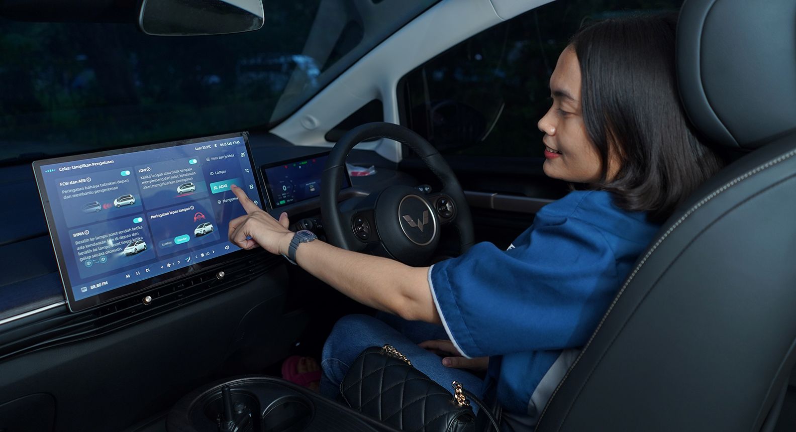 Desi Paulina, member Alvez ID, mengeksplorasi fitur keselamatan aktif Advanced Driver Assistance System (ADAS) pada Cloud EV.JPG