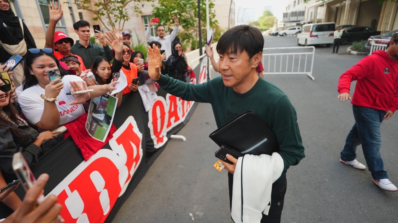 Pelatih Timnas Indonesia, Shin Tae-yong dan Ultras Garuda Qatar.jpg