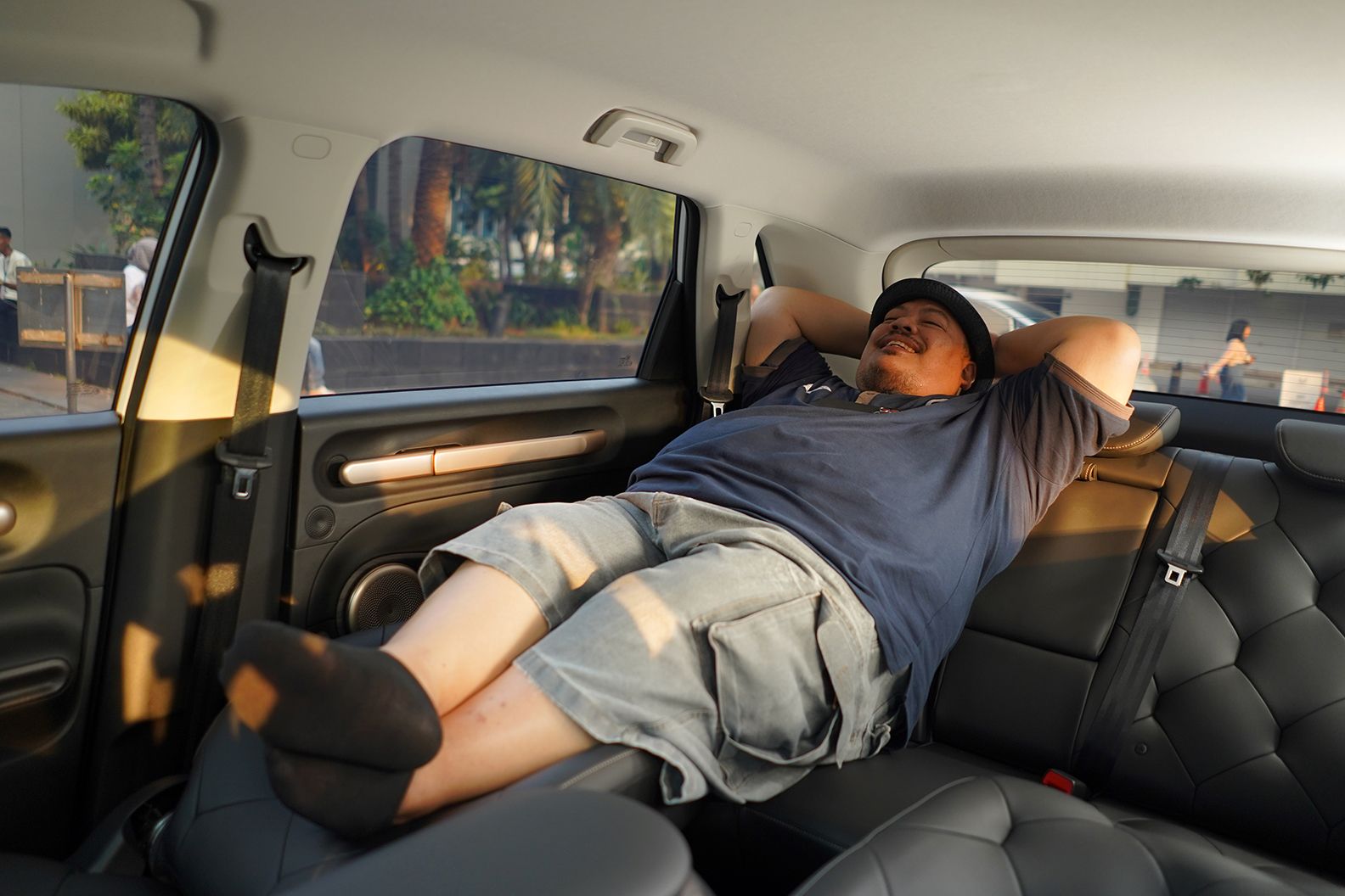 Teddy Ichsan selaku Ketua Umum dari Cortezian Indonesia (CI) mencoba kenyamanan beristirahat pada kabin Cloud EV dengan Sofa Mode.JPG