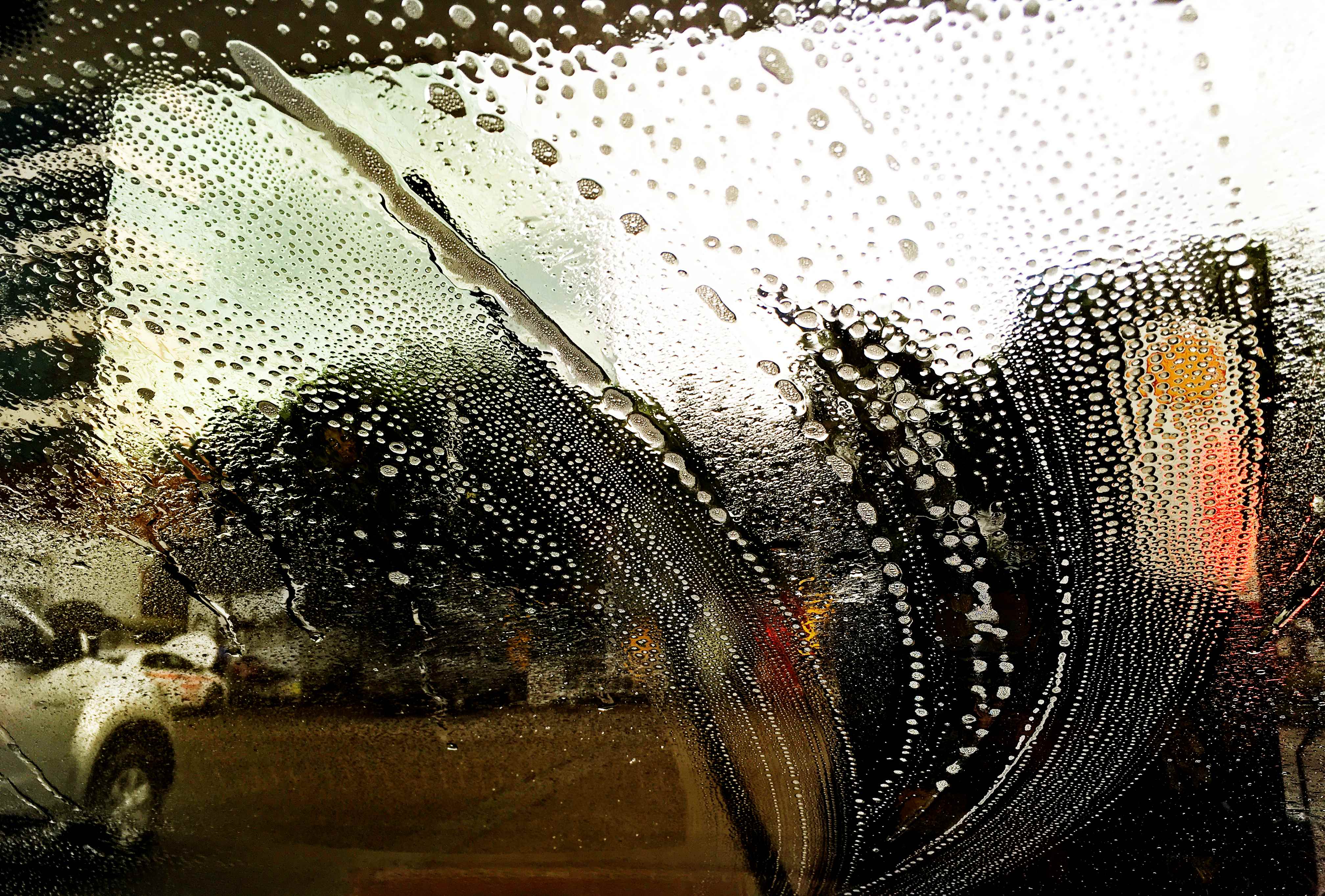 soap-wash-streaks-car-windshield FREEPIK.jpg