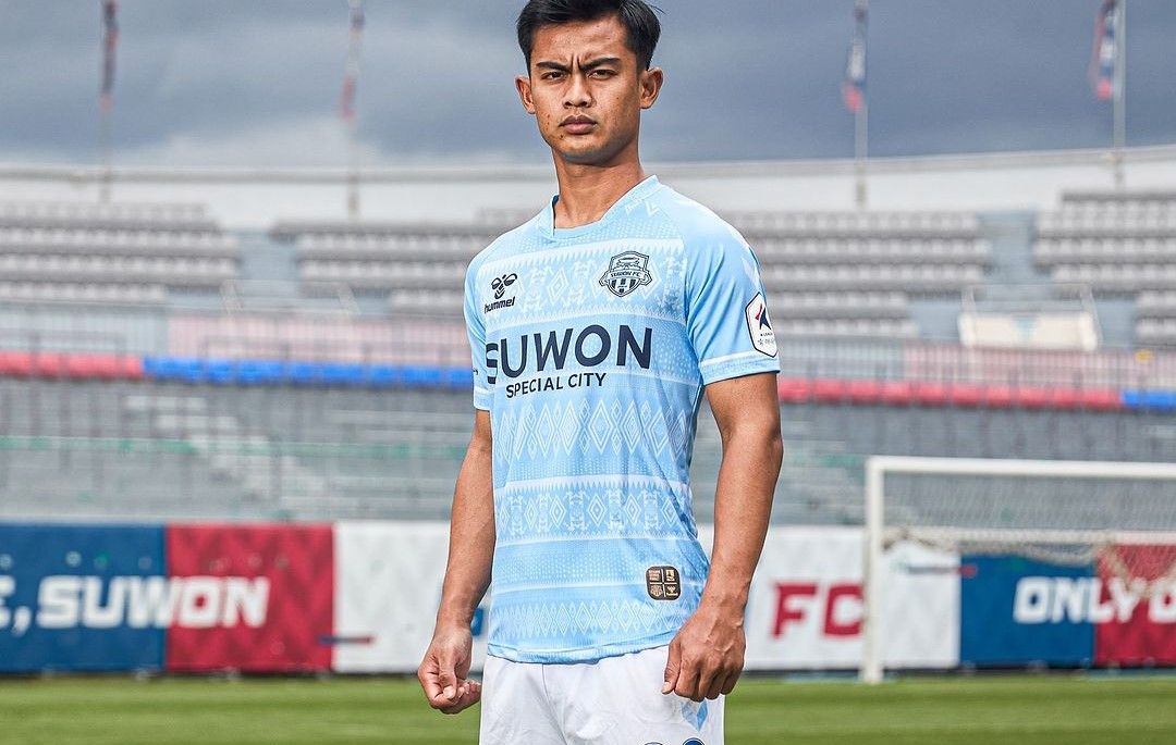 Pratama Arhan Jadi Model Jersey Ketiga Suwon FC