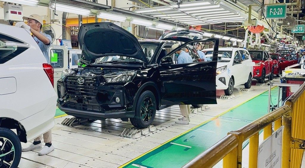 Proses pengecekan mobil Daihatsu - ADM.