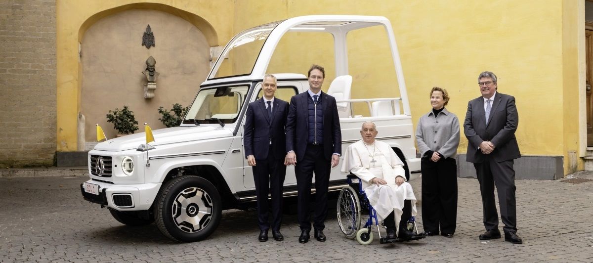 Mercedes-Benz Popemobile bersama Paus Fransiskus- MERCEDES-BENZ.AG.jpg