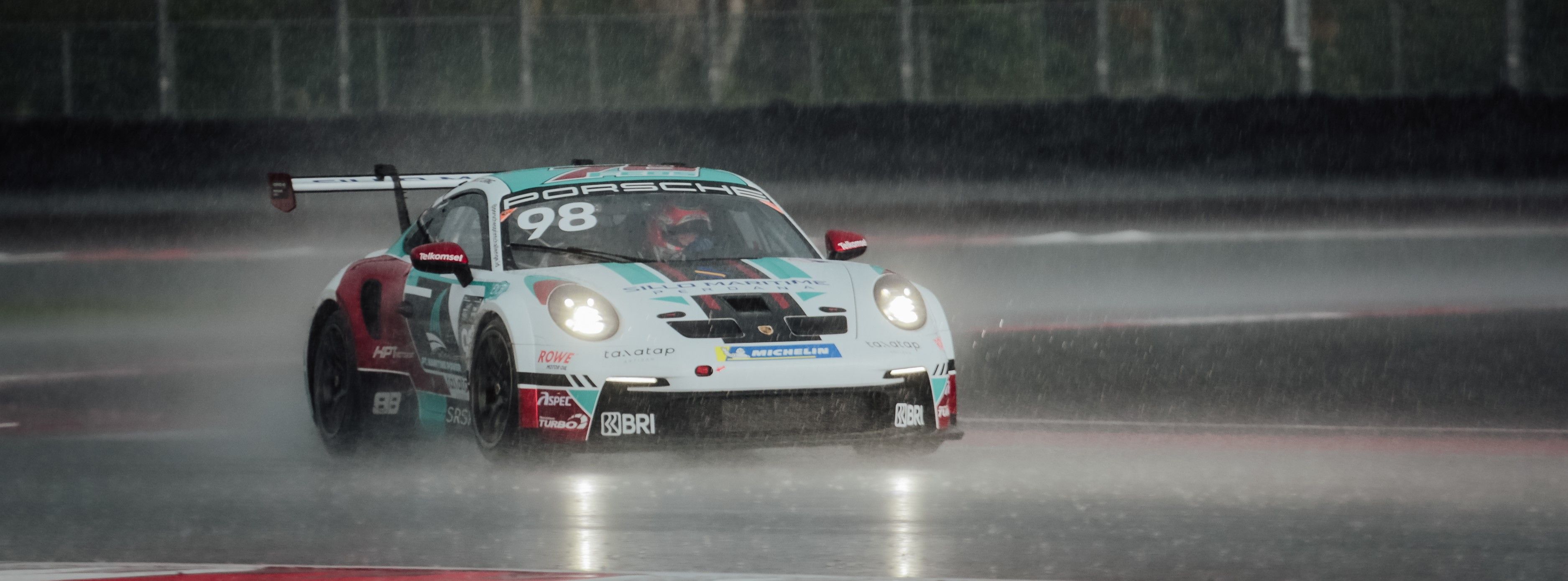 Balap PSCI diwarnai kondisi cuaca tak menentu di Sirkuit Mandalika. (DOK. SUPERSTARS MOTORSPORT)