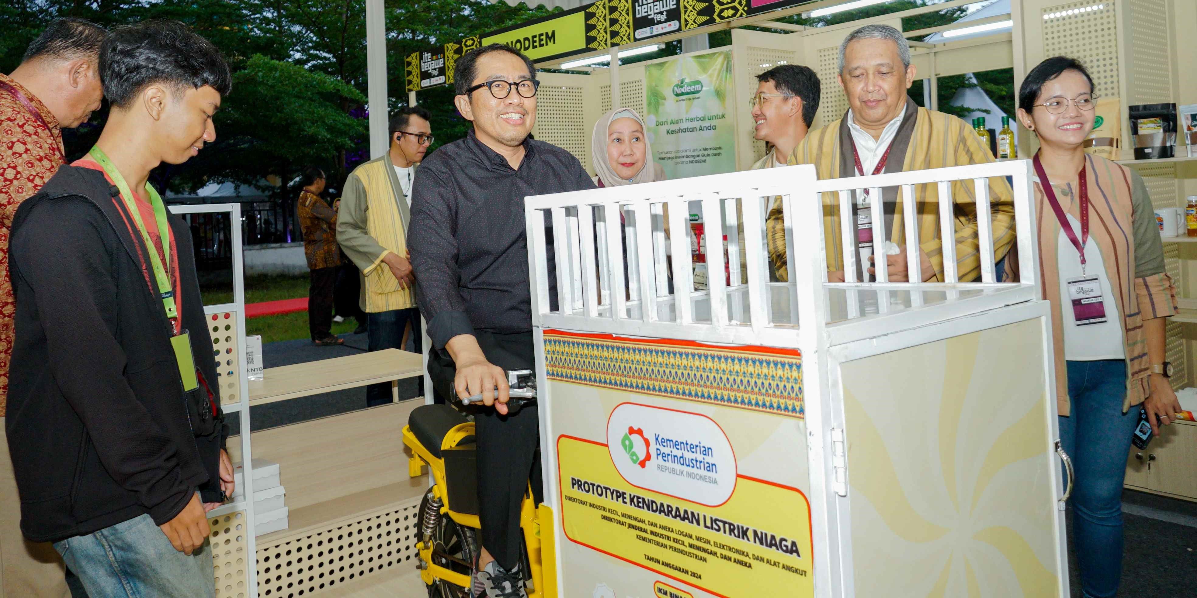 Wakil Menteri Perindustrian Faisol Riza menyempatkan diri menaiki kendaraan listrik niaga. (DOK.KEMENPERIN)