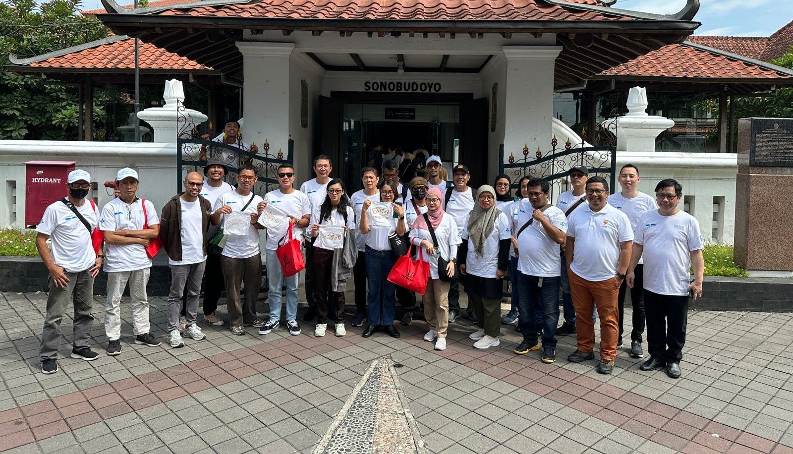 Rombongan diajak menjelajahi berbagai ikon budaya khas Yogyakarta yang sarat nilai sejarah. (DOK.HPM)