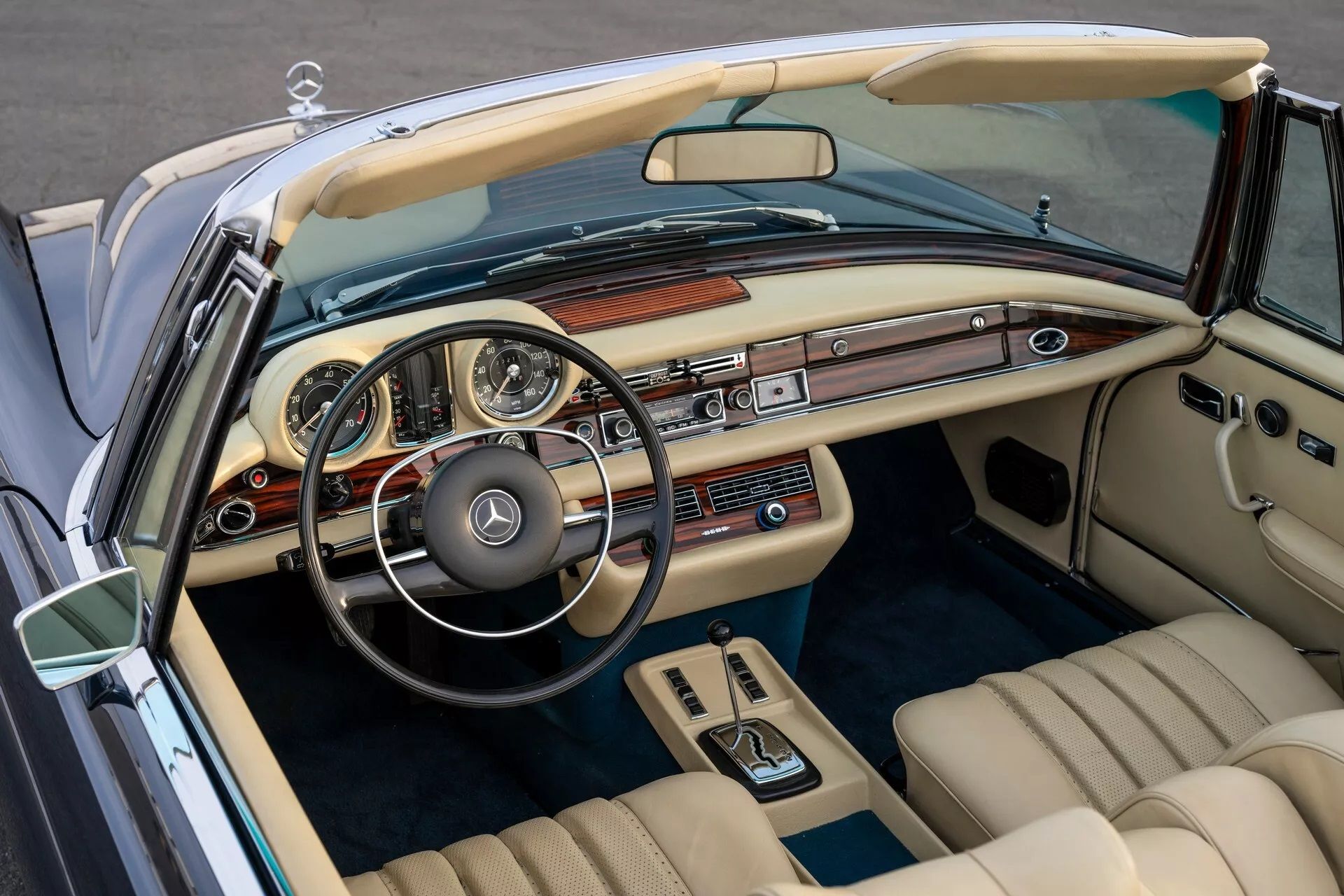 Interior Mercedes-Benz 280 SE Cabriolet 1971. (Foto: RM Sotheby’s/Lindsey Grace Whiddon/Robin Adams via Carscoop) 