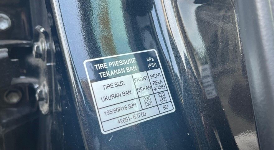 Tampilan Tire Pressure indicator pada bagian lis pintu pengendara