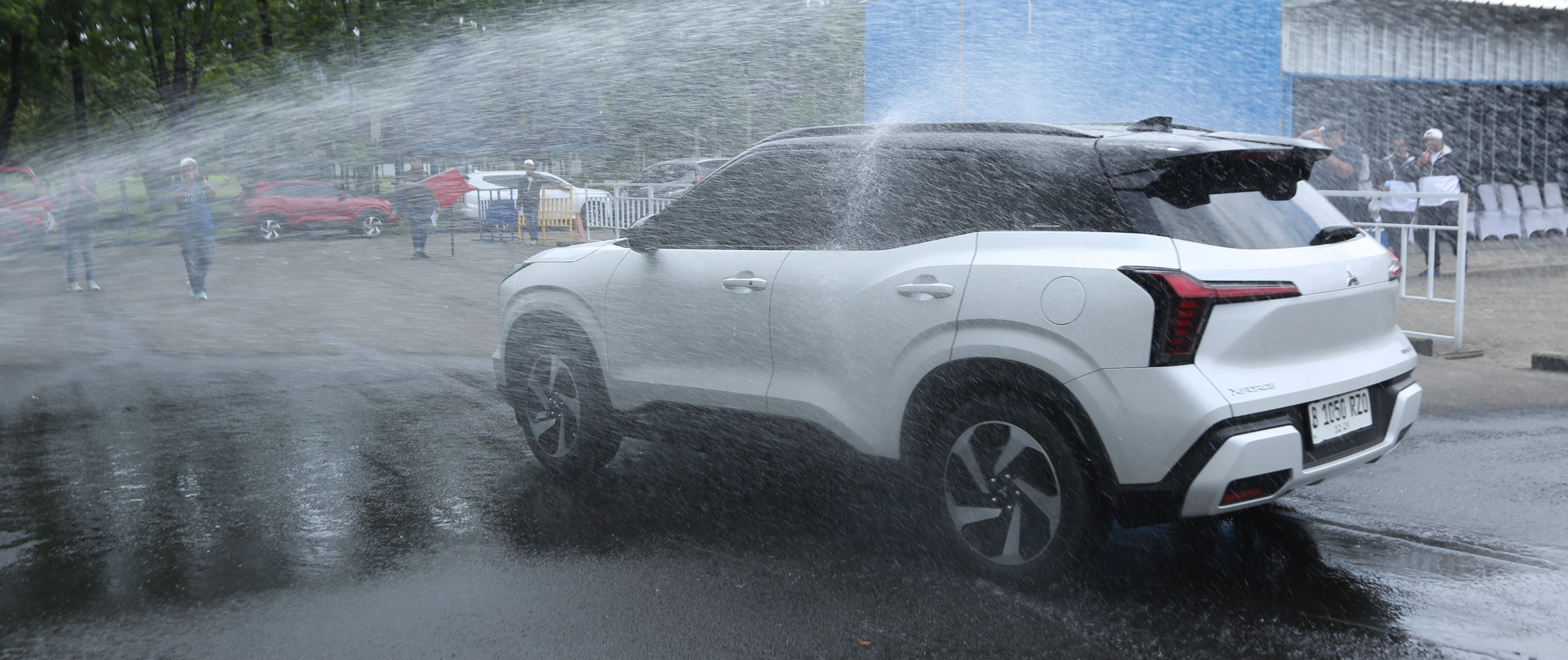 Pengujian fitur Auto Rain Sensor pada XForce Ultimate DS di Sirkuit Sentul Bogor. (Dok. MMKSI).