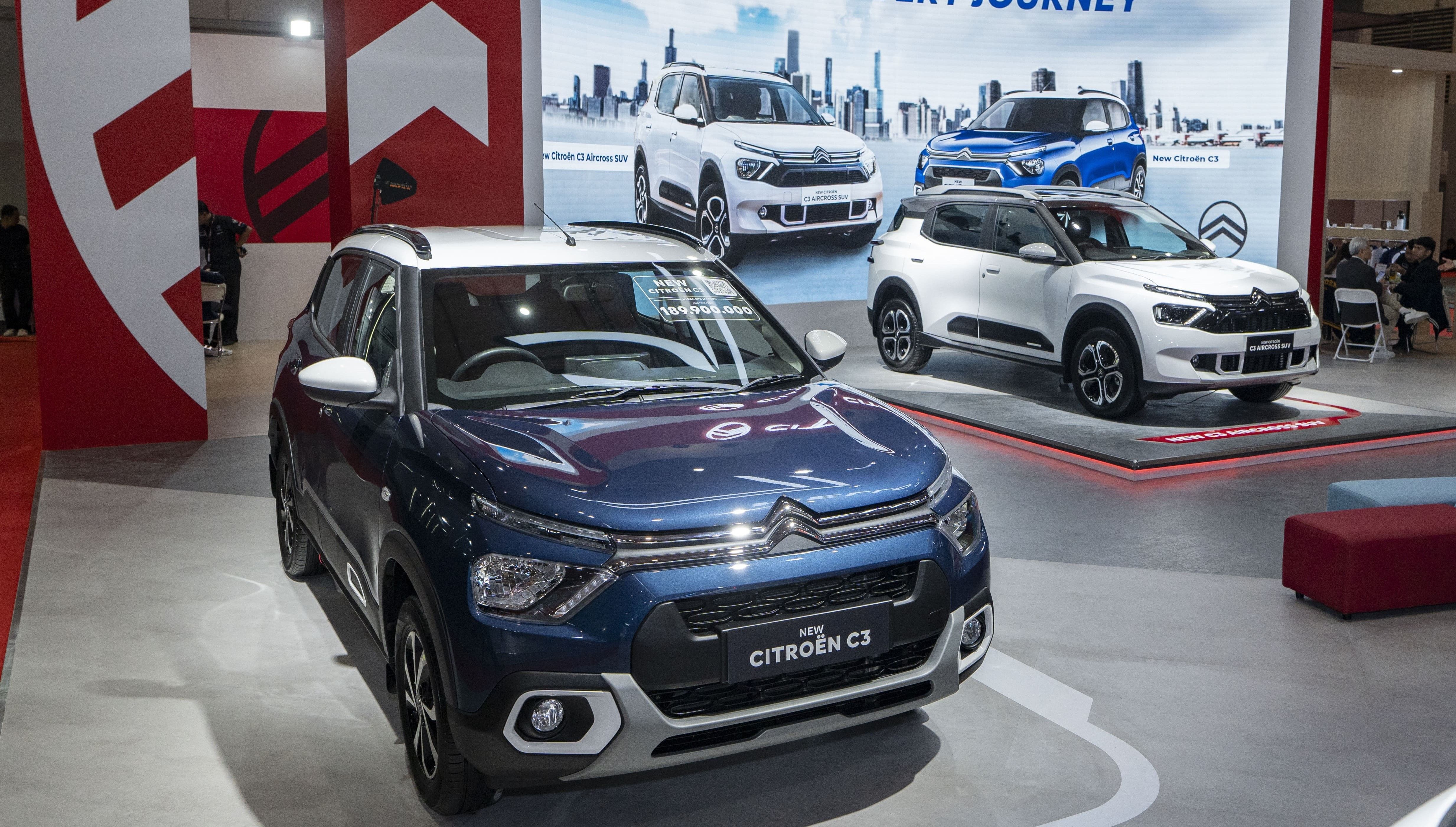 New Citroën C3 (kiri) dan New Citroën C3 Aircross SUV (kanan) di ajang IIMS 2025. (Citroen Indonesia)