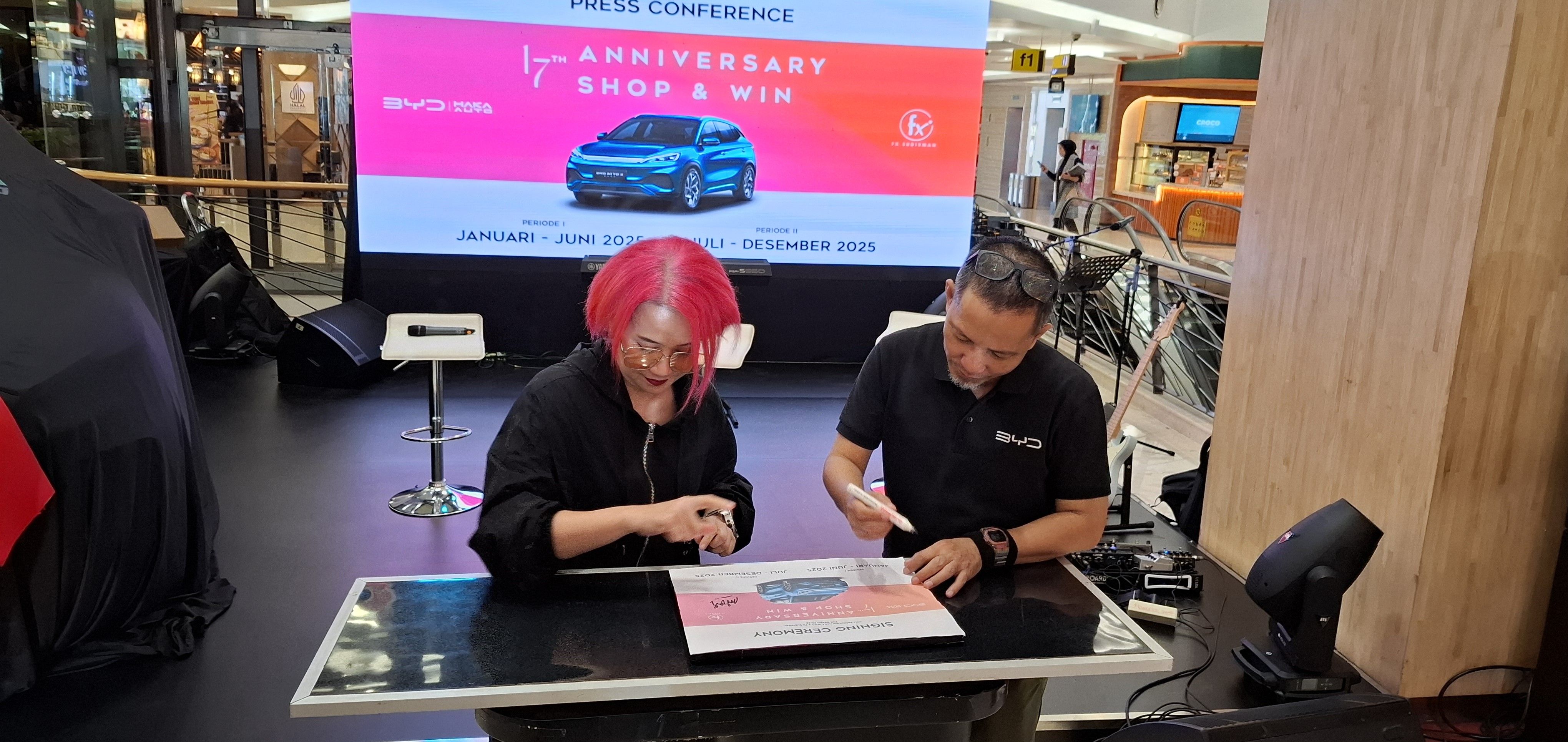 Penandatanganan kerja sama antara BYD Haka AUto dan FX Sudirman. (Chadie) 