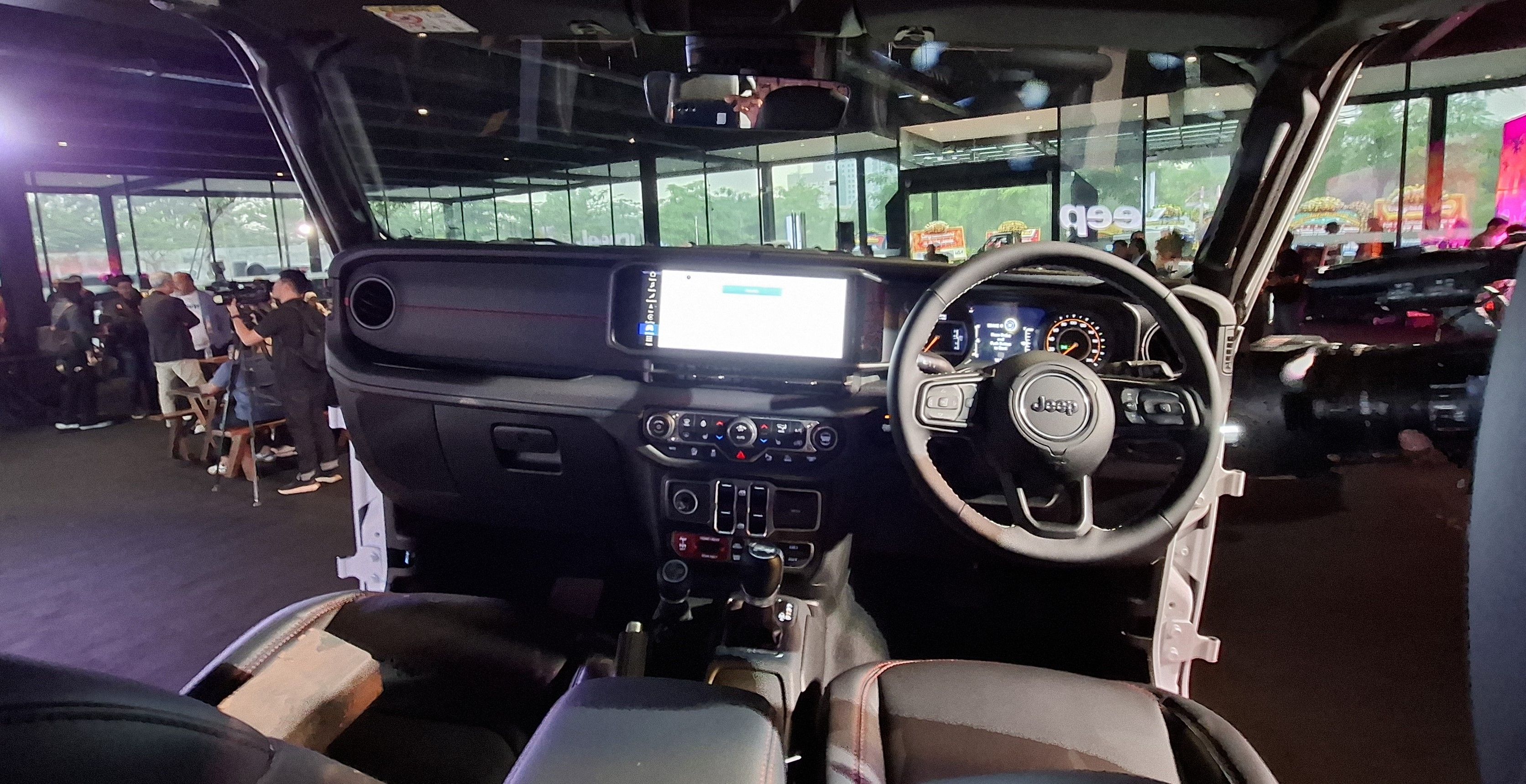 Tampilan dasbor The All-New Jeep Wrangler Rubicon. (Chadie)