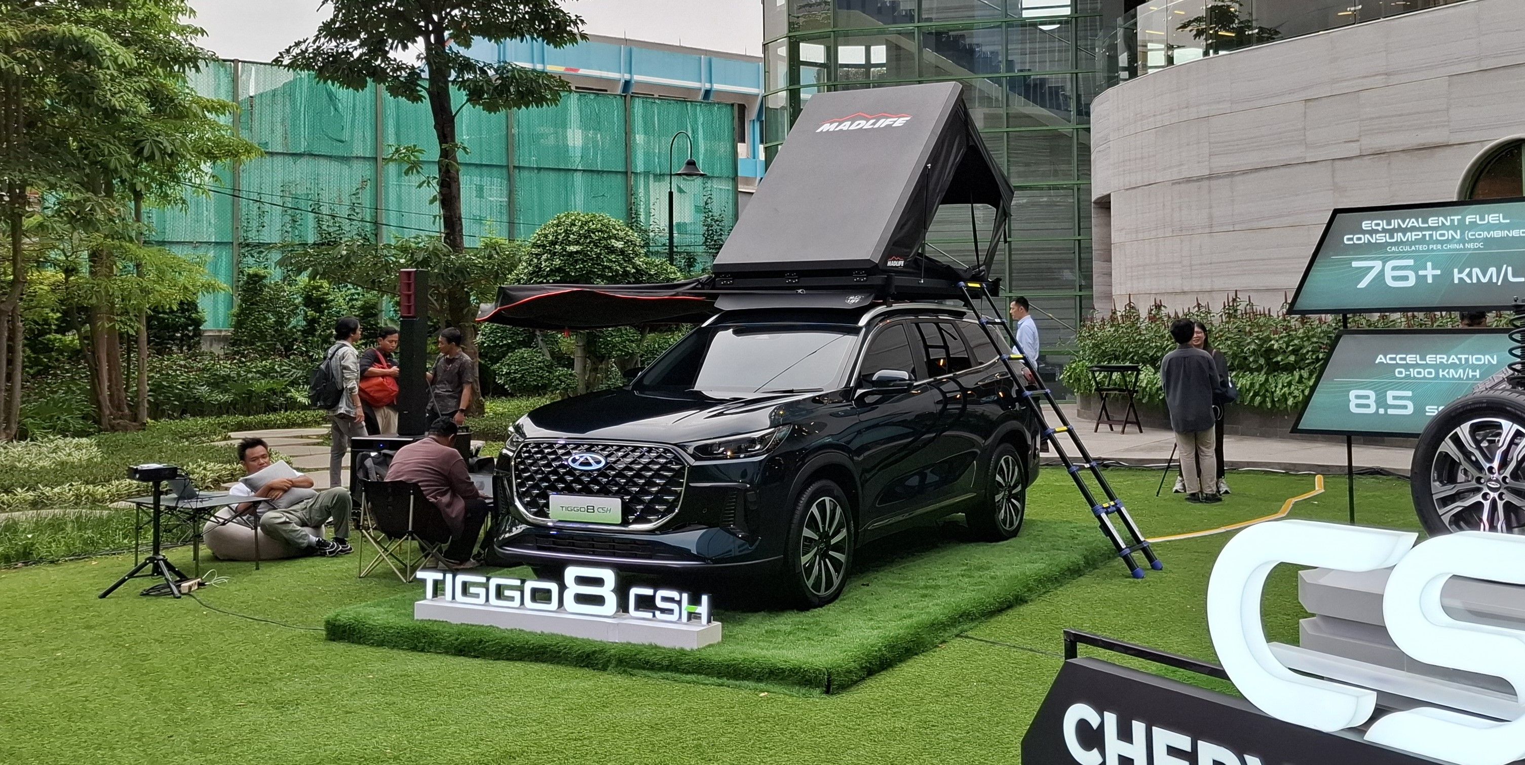 Chery Tiggo 8 CSH dengan perlengkapan berkemah. (Chadie)