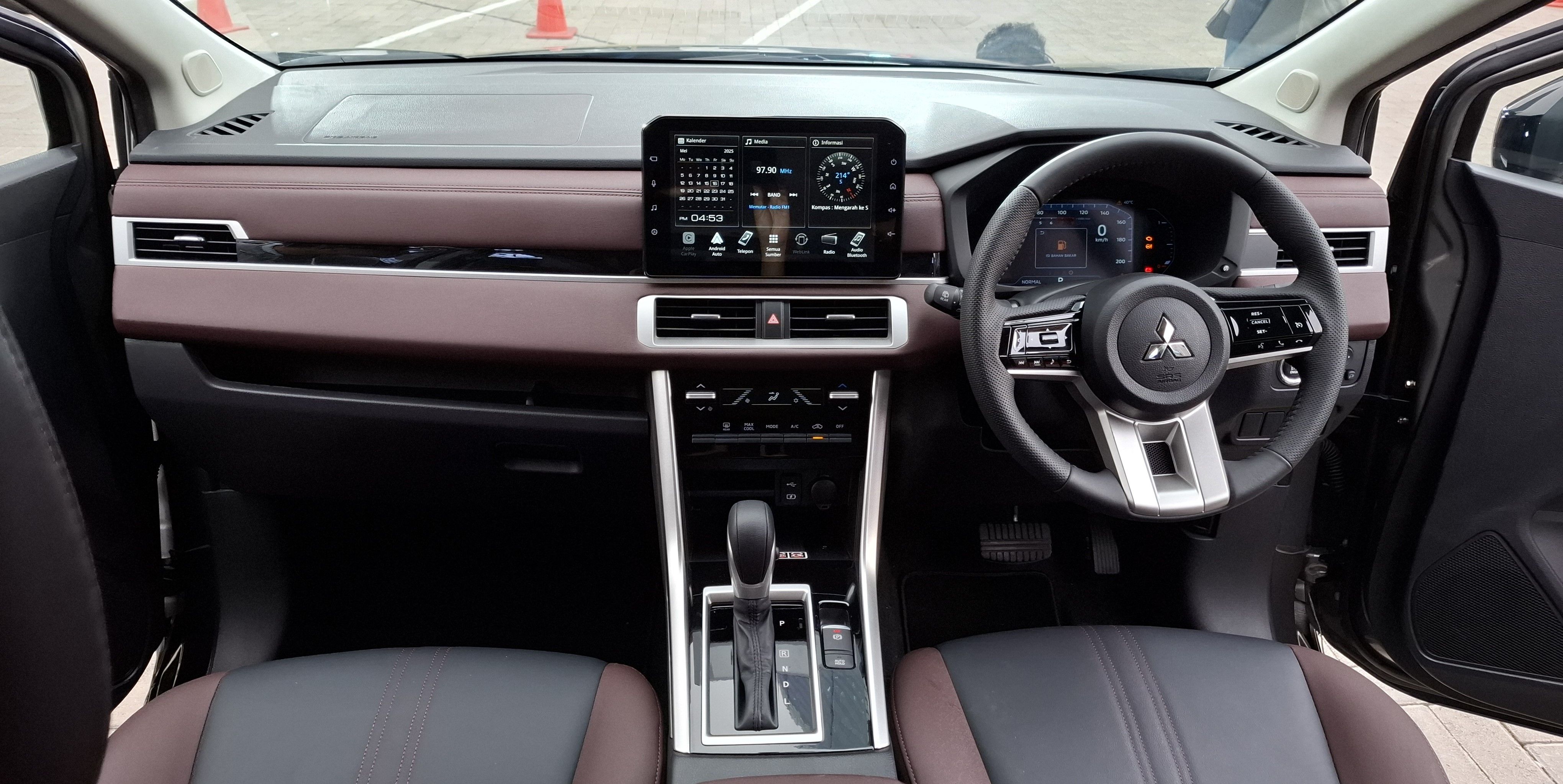 Interior kombinasi hitam dan burgundy New Xpander Cross. (Chadie)
