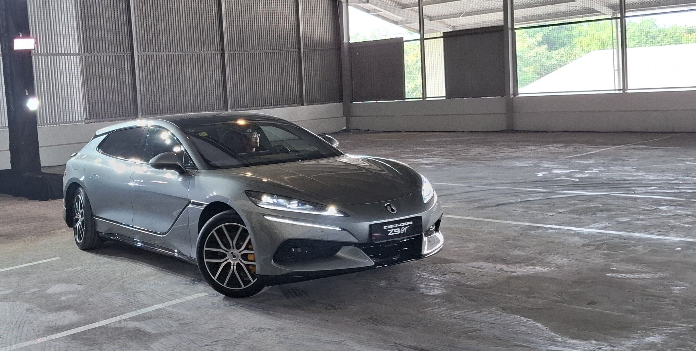 Demonstrasi kecanggihan Denza Z9 GT. (Chadie)