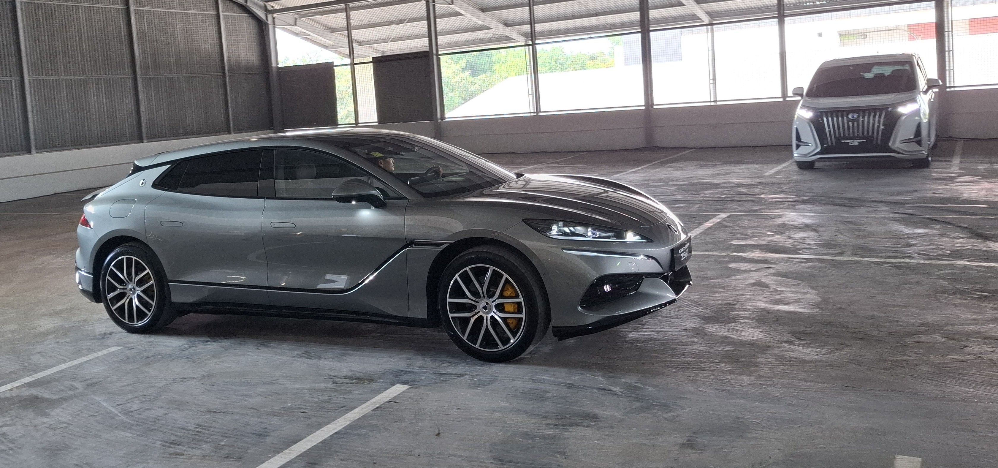 Denza Z9 GT di sesi demonstrasi manuver dan parkir otomatis. (Chadie)
