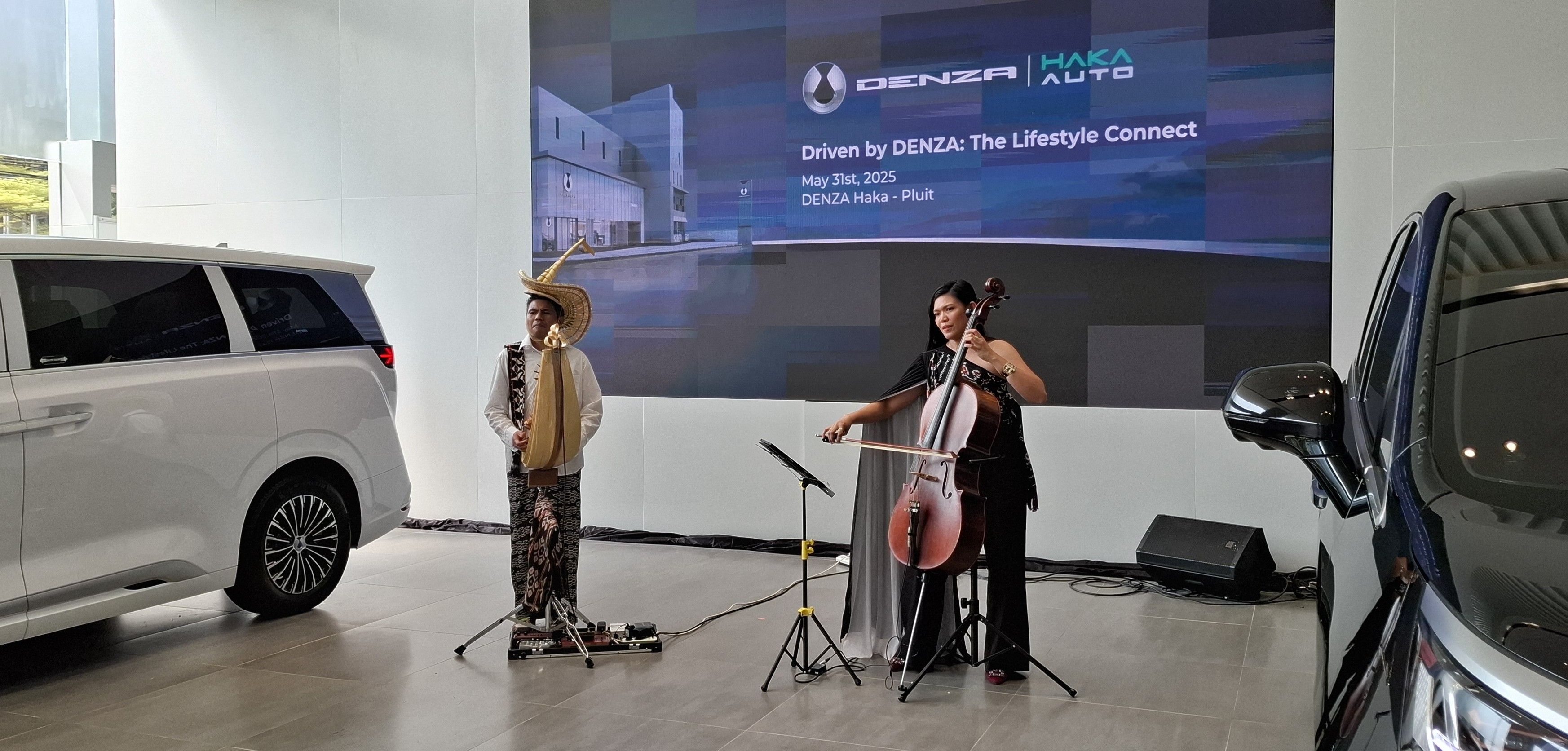 Duet alat musik Sasando dari NTT (Pulau Rote) dan Cello dari Eropa (Italia). (Chadie)