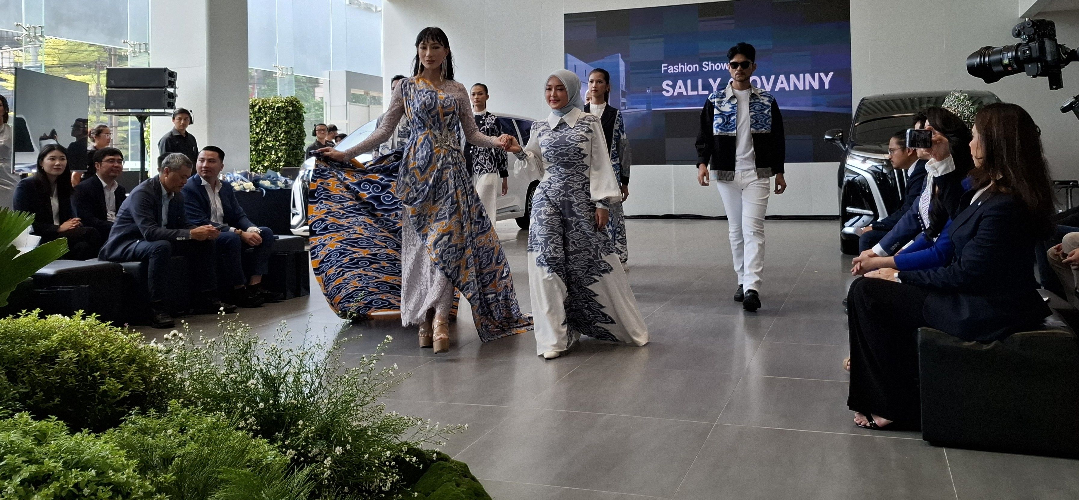 Fashion show koleksi batik karya Sally Geovanny. (Chadie)