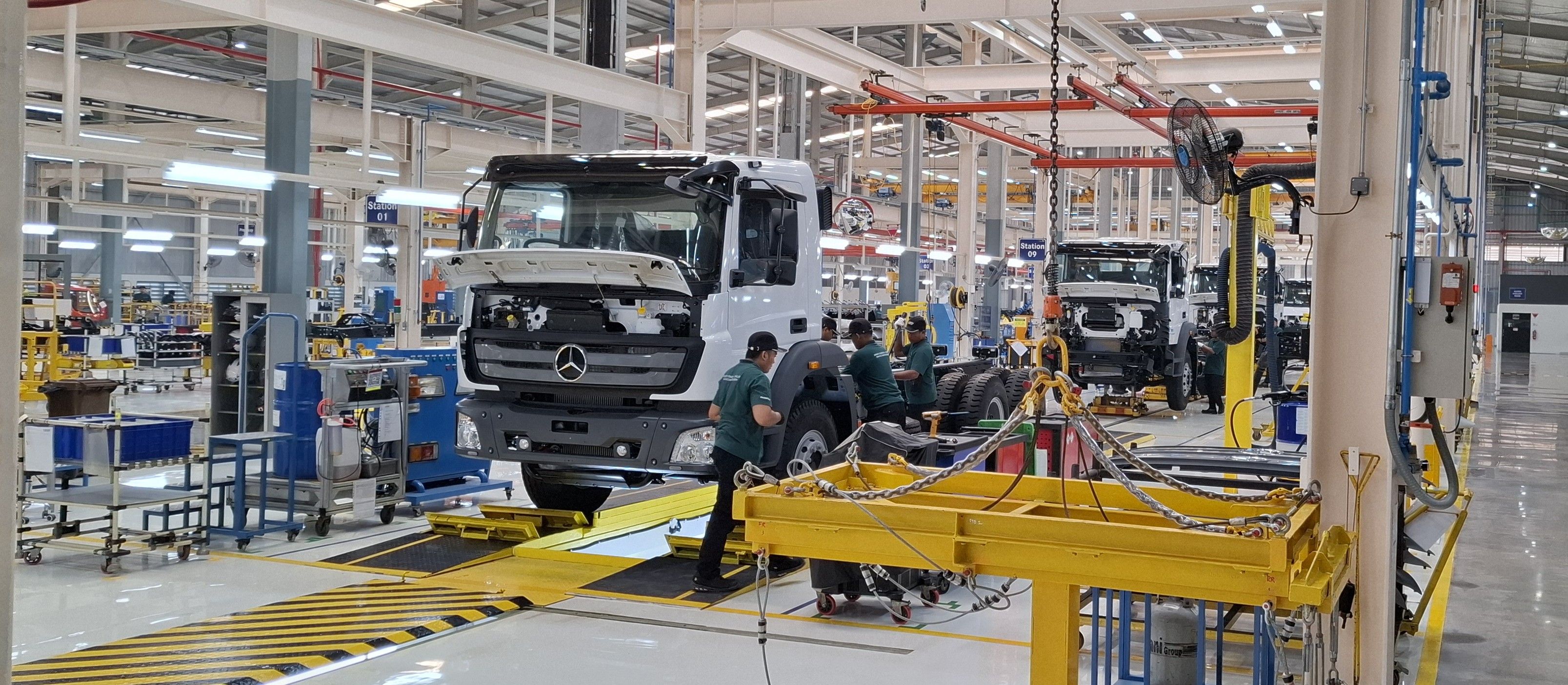 Proses perakitan truk Mercedes-Benz di Cikarang. (Chadie)