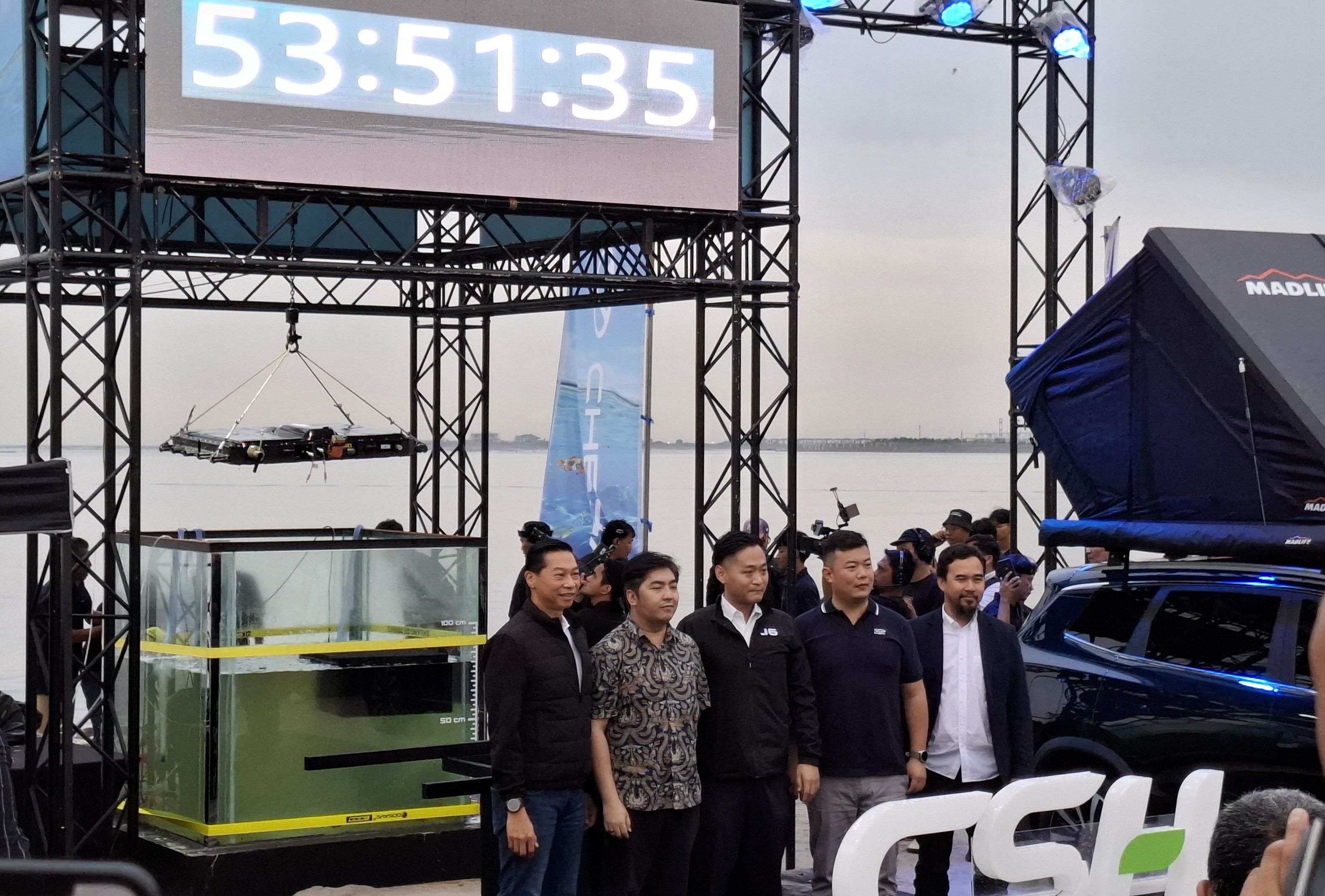 Pengangkatan baterai Tiggo 8 CSH usai direndam selama hampir 54 jam. (Chadie)