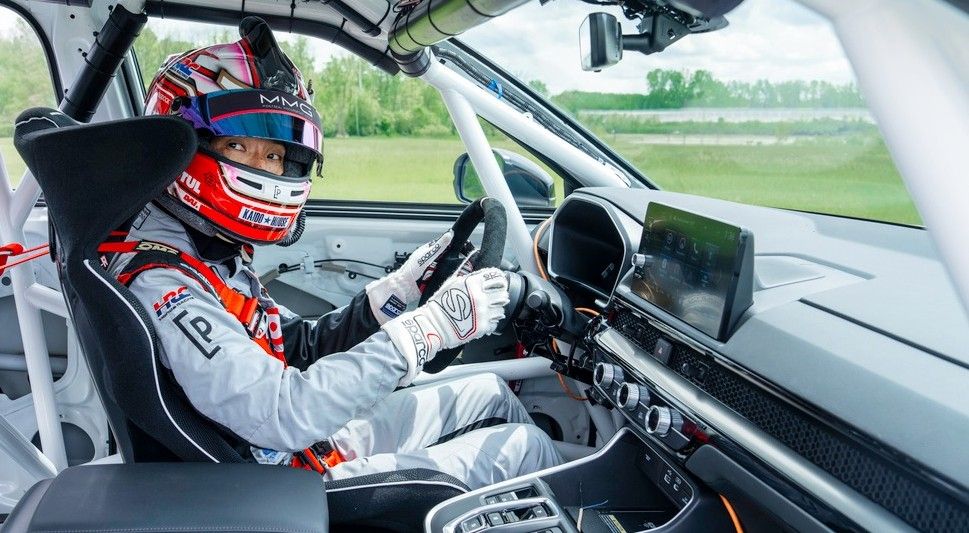 Dai Yoshihara di dalam kokpit Honda CR-V e:FCEV. (HPM)