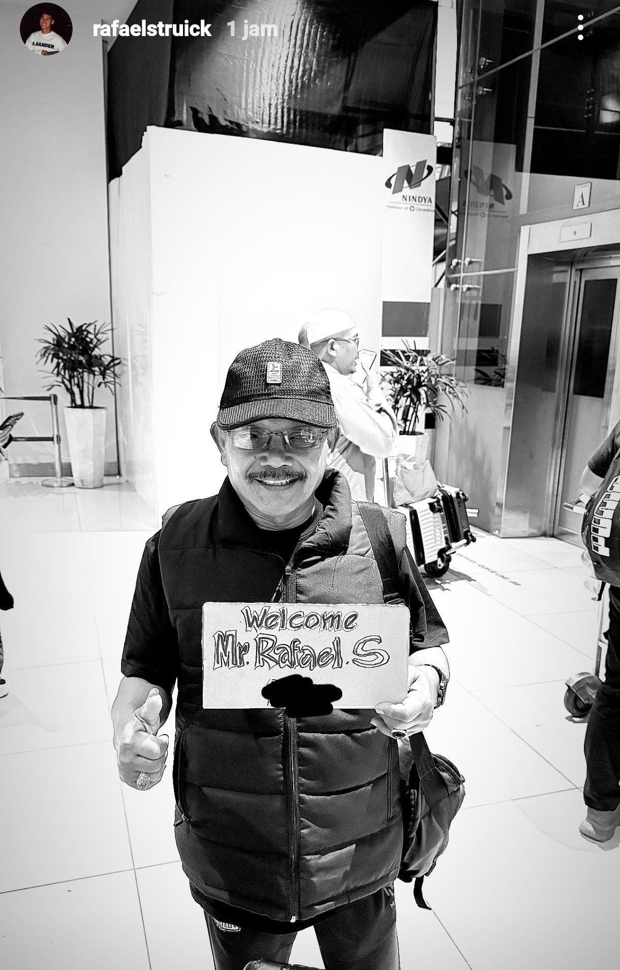 rafael struick tiba di indonesia.jpeg