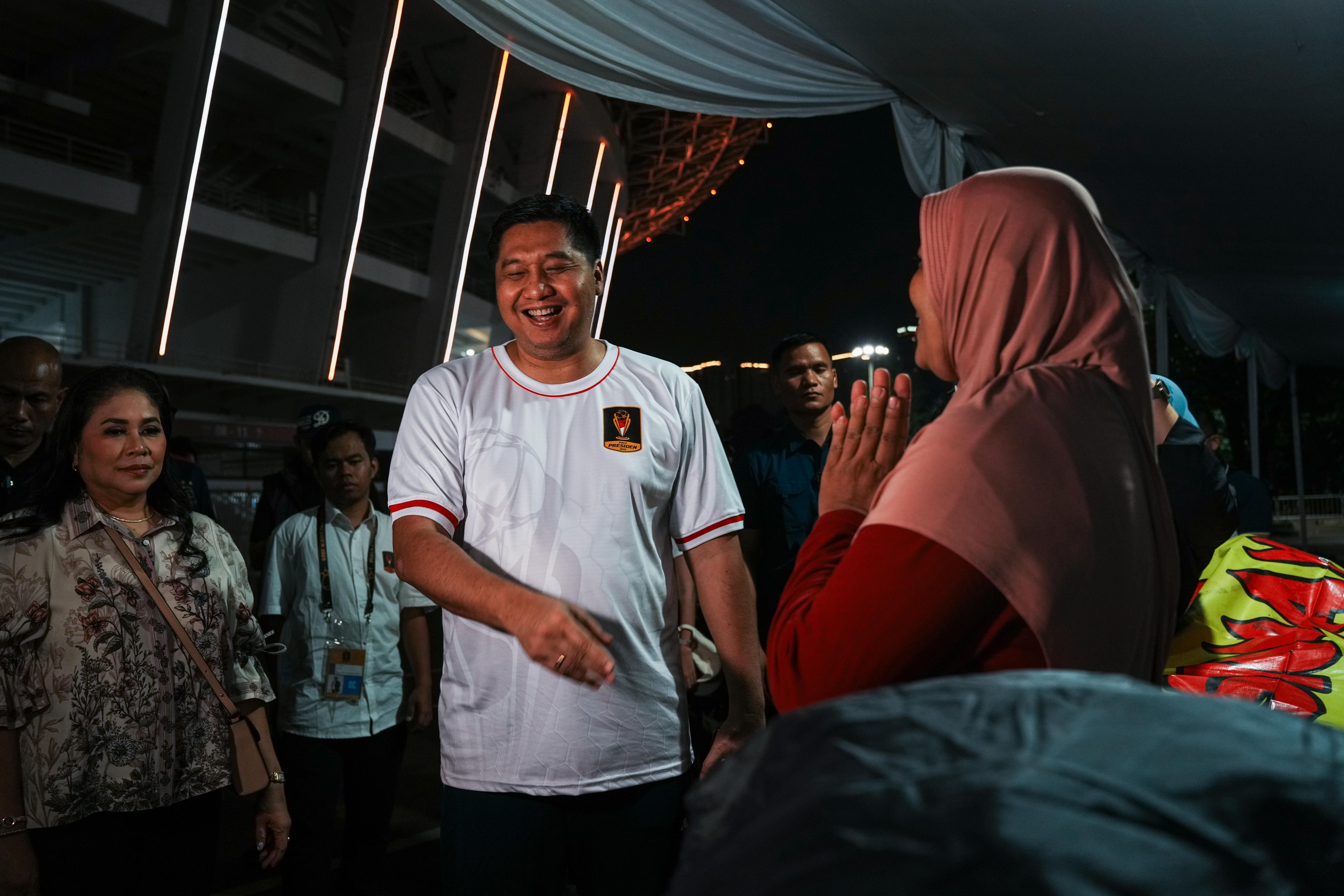 Ketua Steering Committe Piala Presiden 2025, Maruarar Sirait saat mengecek UMKM di SUGBK