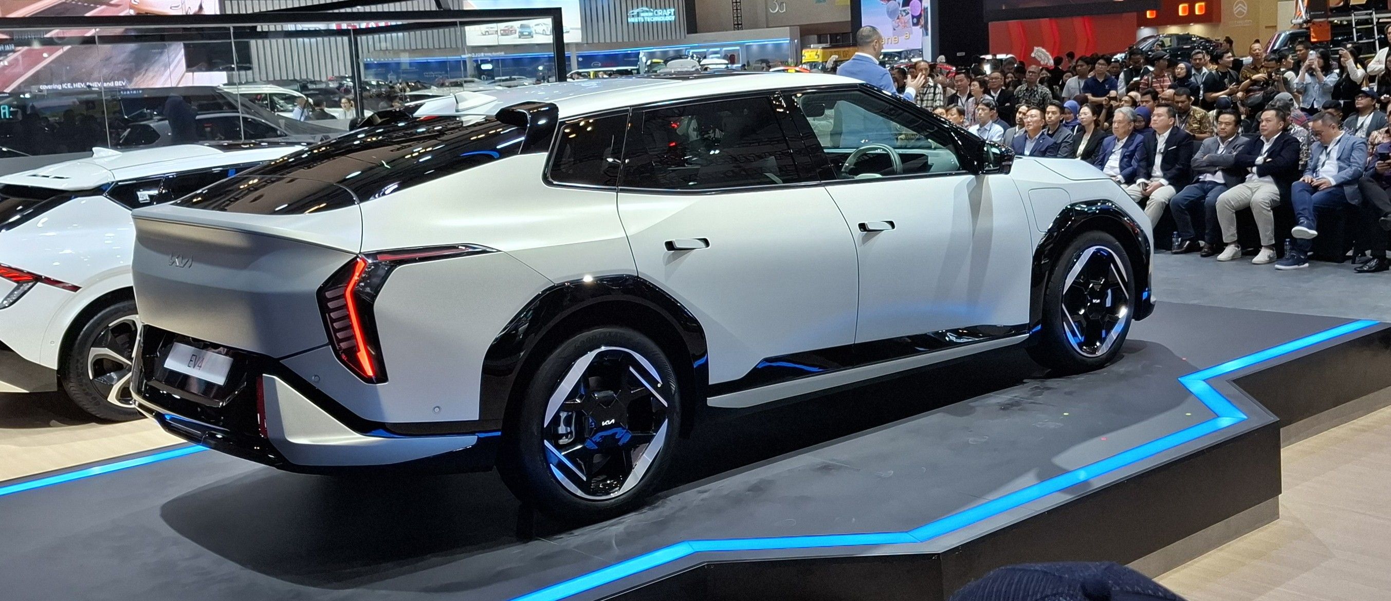 Sedan listrik Kia EV4 hadir dengan desain yang futuristik dan unik. (Chadie)