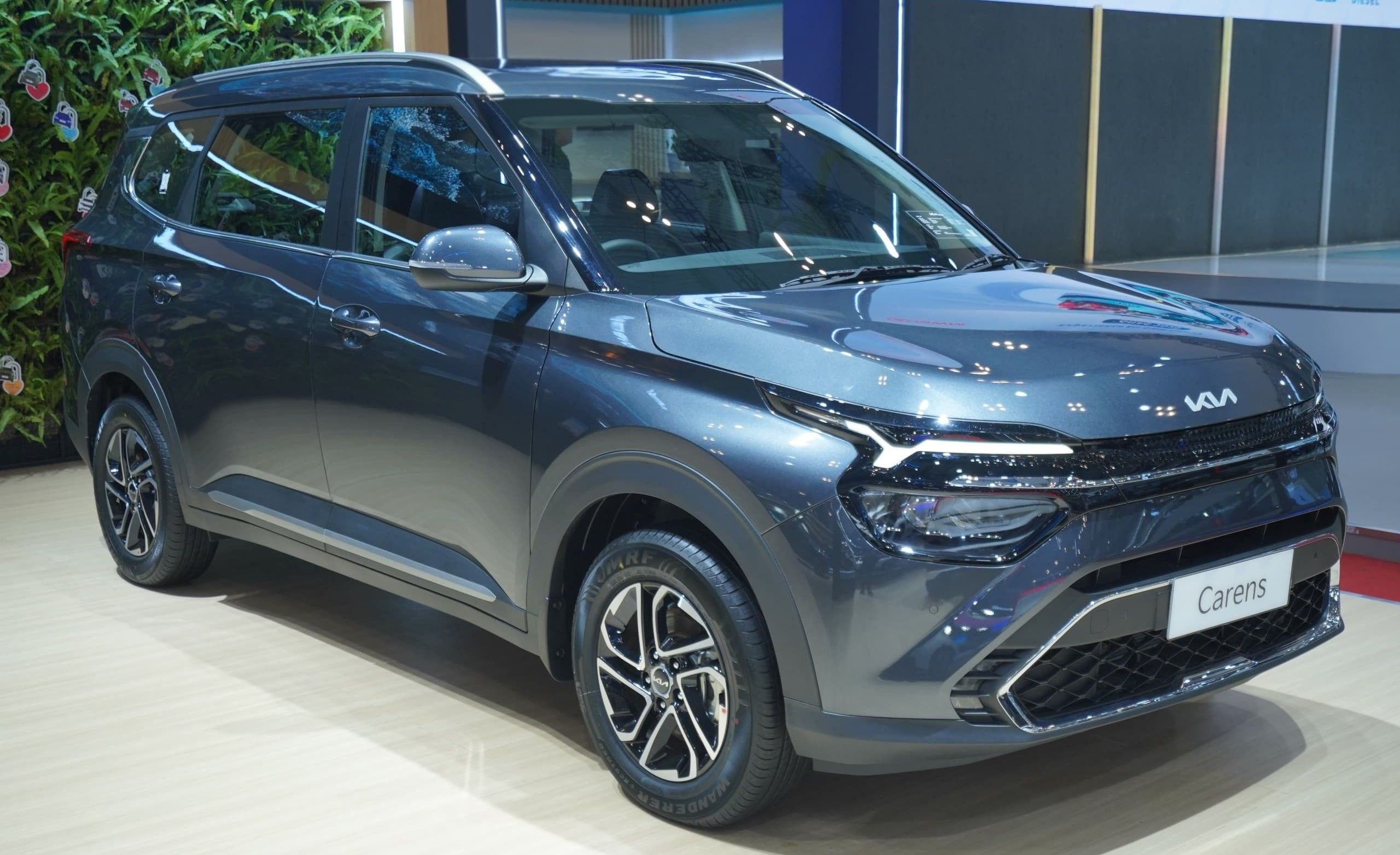 Kia Carens tampil sebagai kendaraan. (KIA)