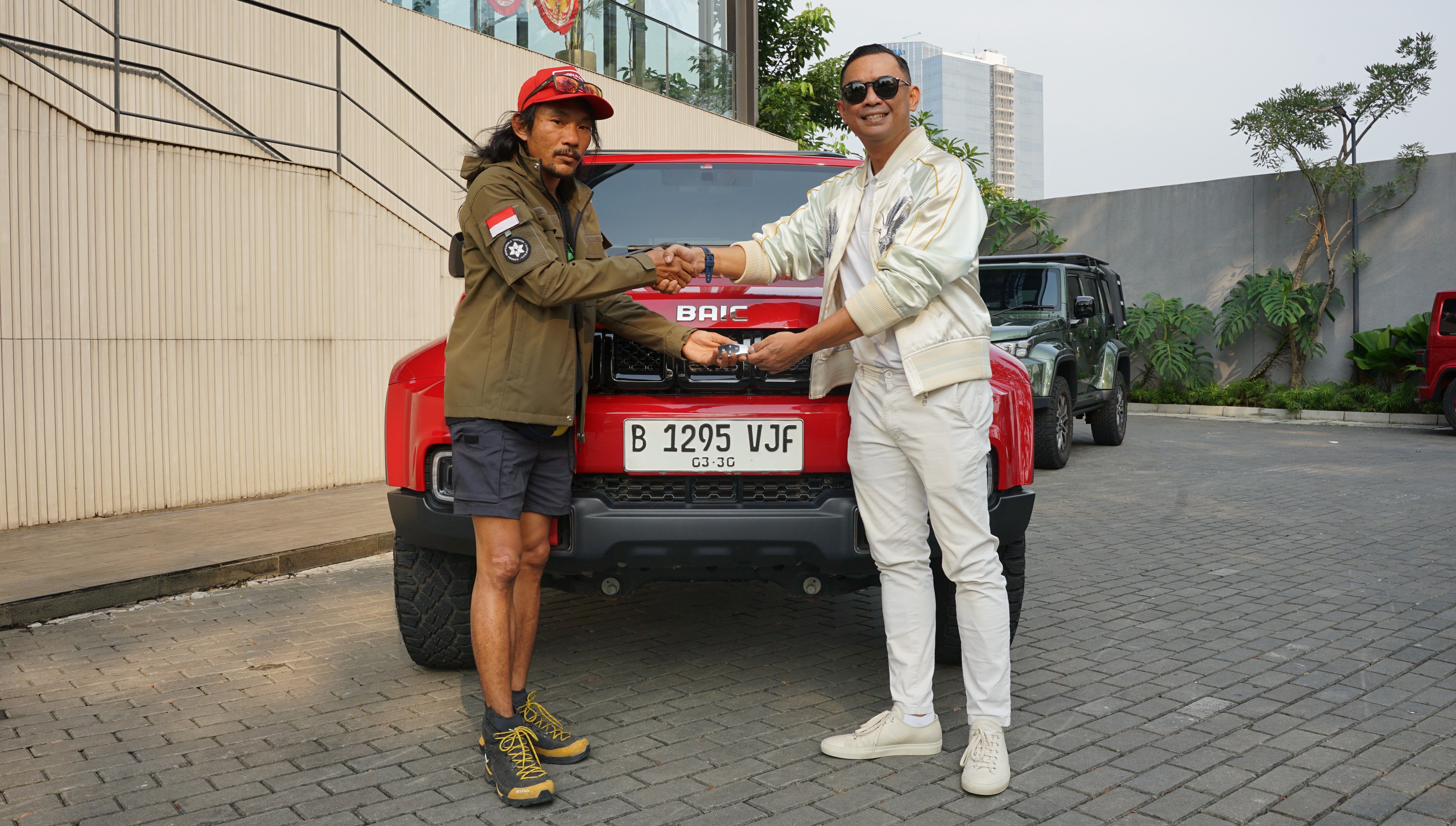 Serah terima kunci BJ40 Plus dari COO BAIC Indonesia Dhani Yahya kepada Agam Rinjani. (BAIC Indonesia)