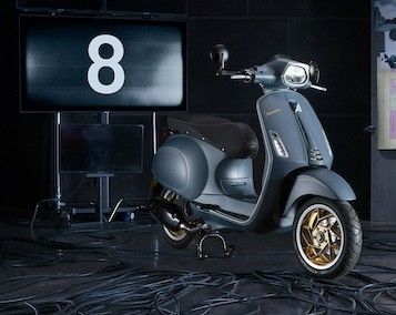 Vespa Officina 8 hadir juga dalam rangkaian apparel dan aksesoris. (PID)