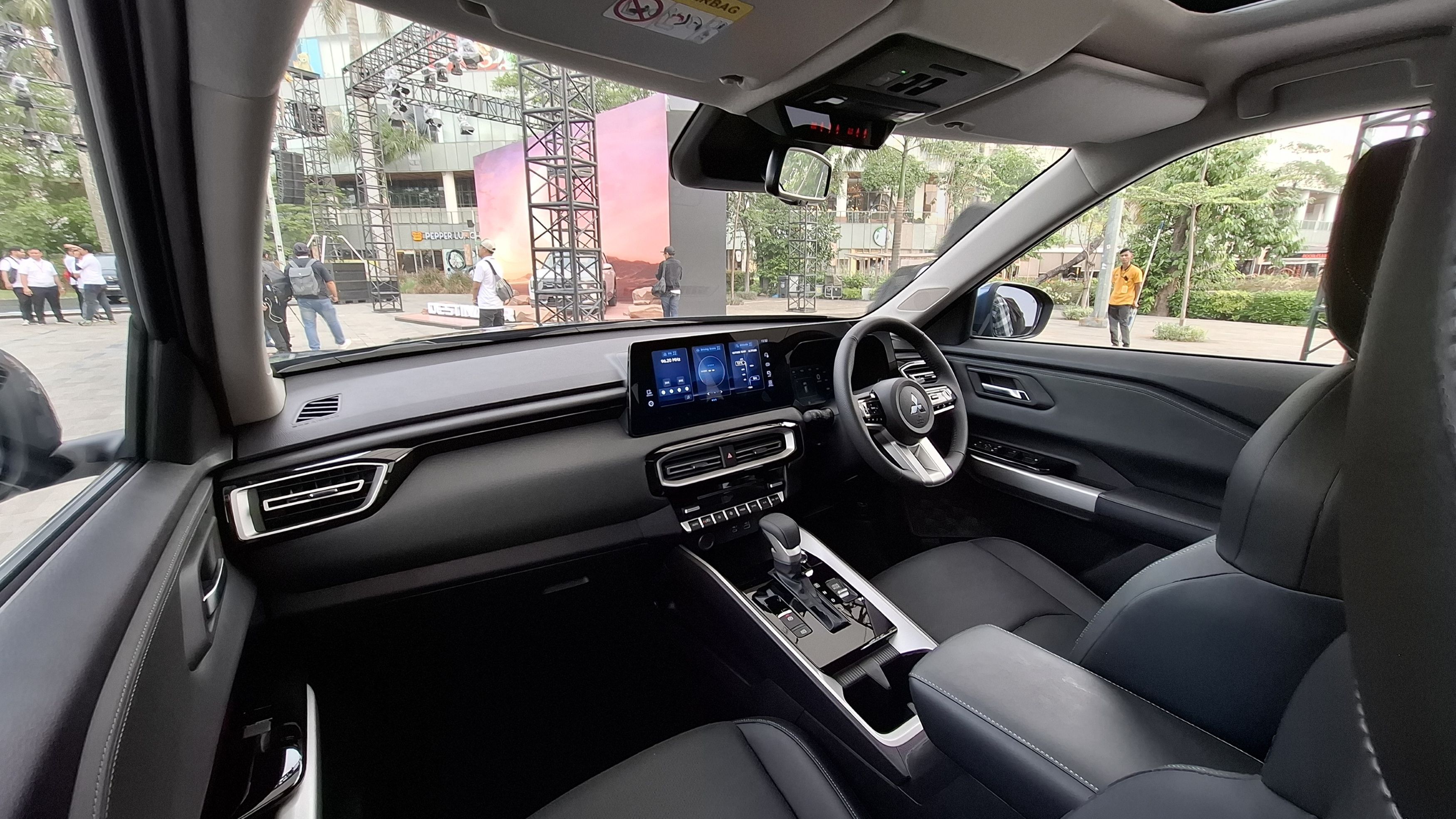 Mitsubishi Destinator bagian interior depan. (Chadie)