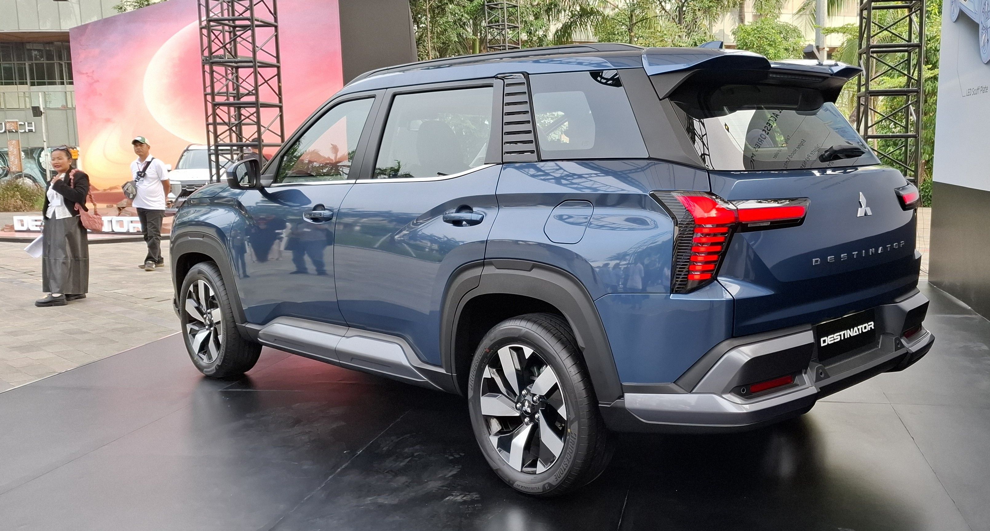 Mitsubishi Destinator tampak belakang. (Chadie)