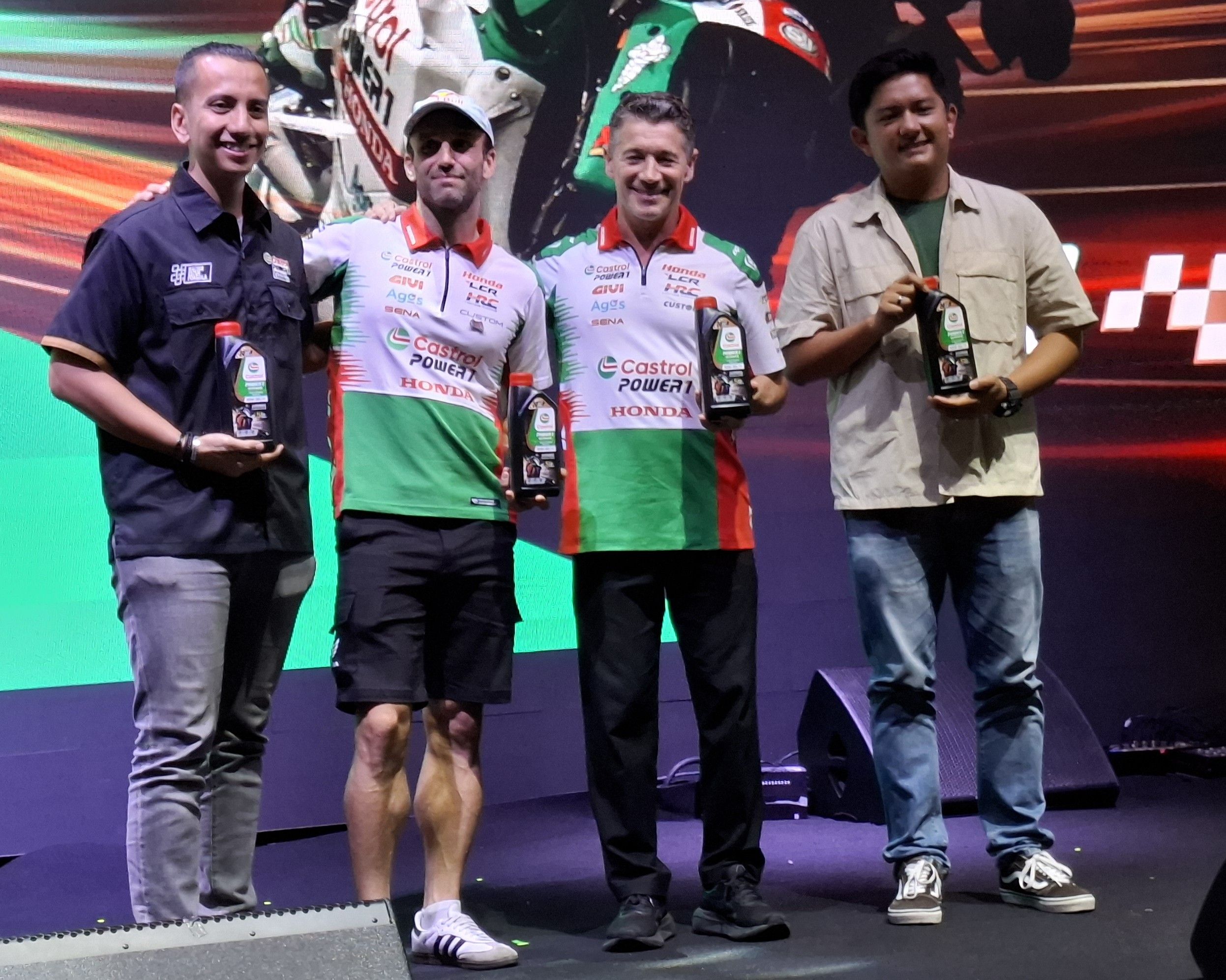 Berfoto bersama pembalap Castrol Honda LCR MotoGP Johann Zarco dan Team Principal Castrol Honda LCR MotoGP Lucio Cecchinello. (Chadie)
