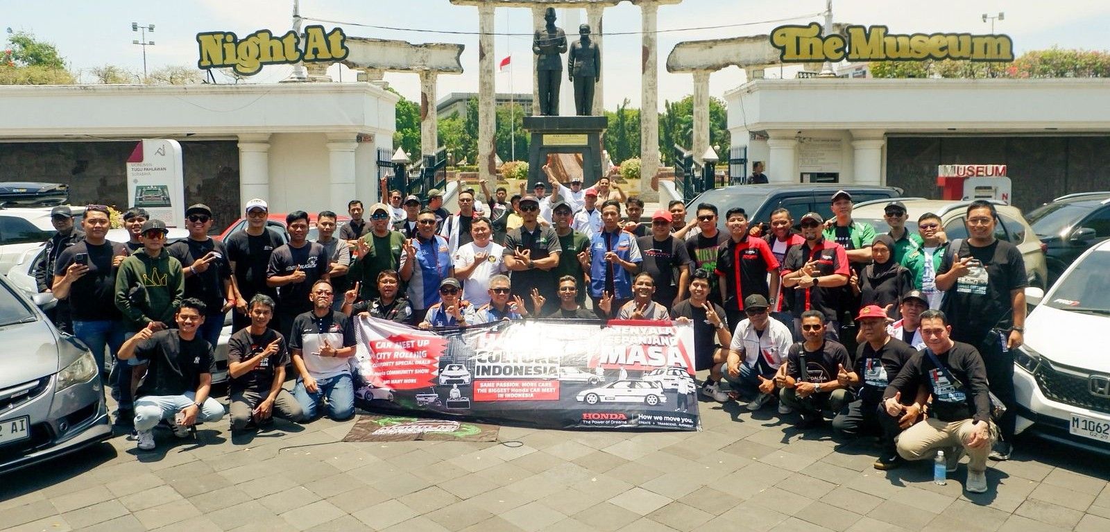 Para anggota komunitas Honda berfoto bersama di acara Honda Culture Indonesia 2025 Surabaya. (HPM)