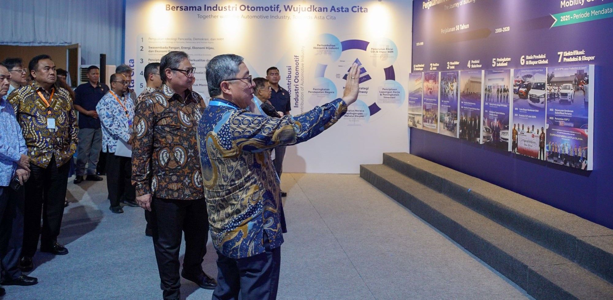 President Director TMMIN Nandi Julyanto menjelaskan perjalanan Toyota di Indonesia kepada Menko Perekonomian Airlangga Hartarto. (TMMIN)