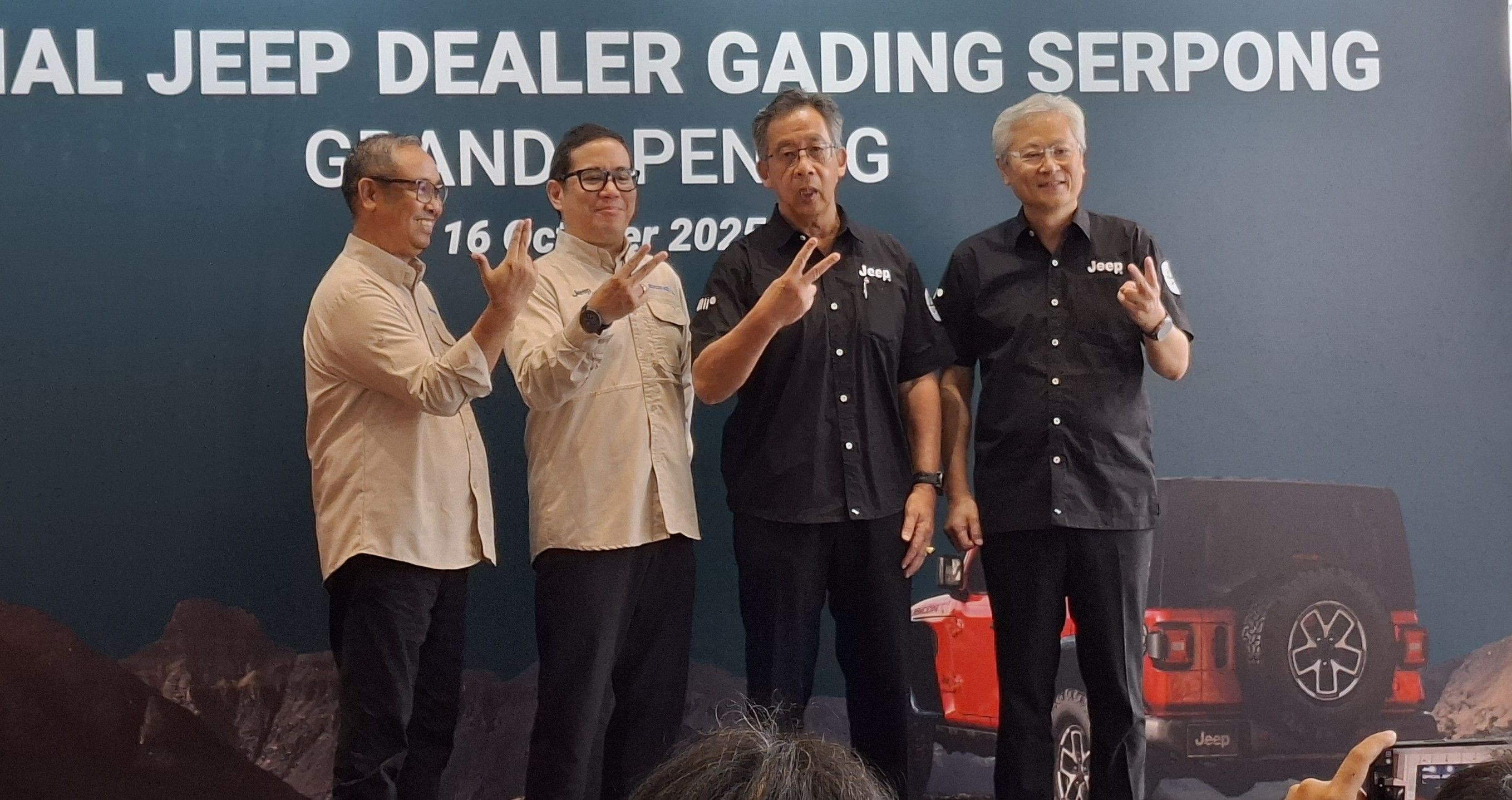 Foto bersama di peresmian diler Jeep Gading Serpong. (Chadie)