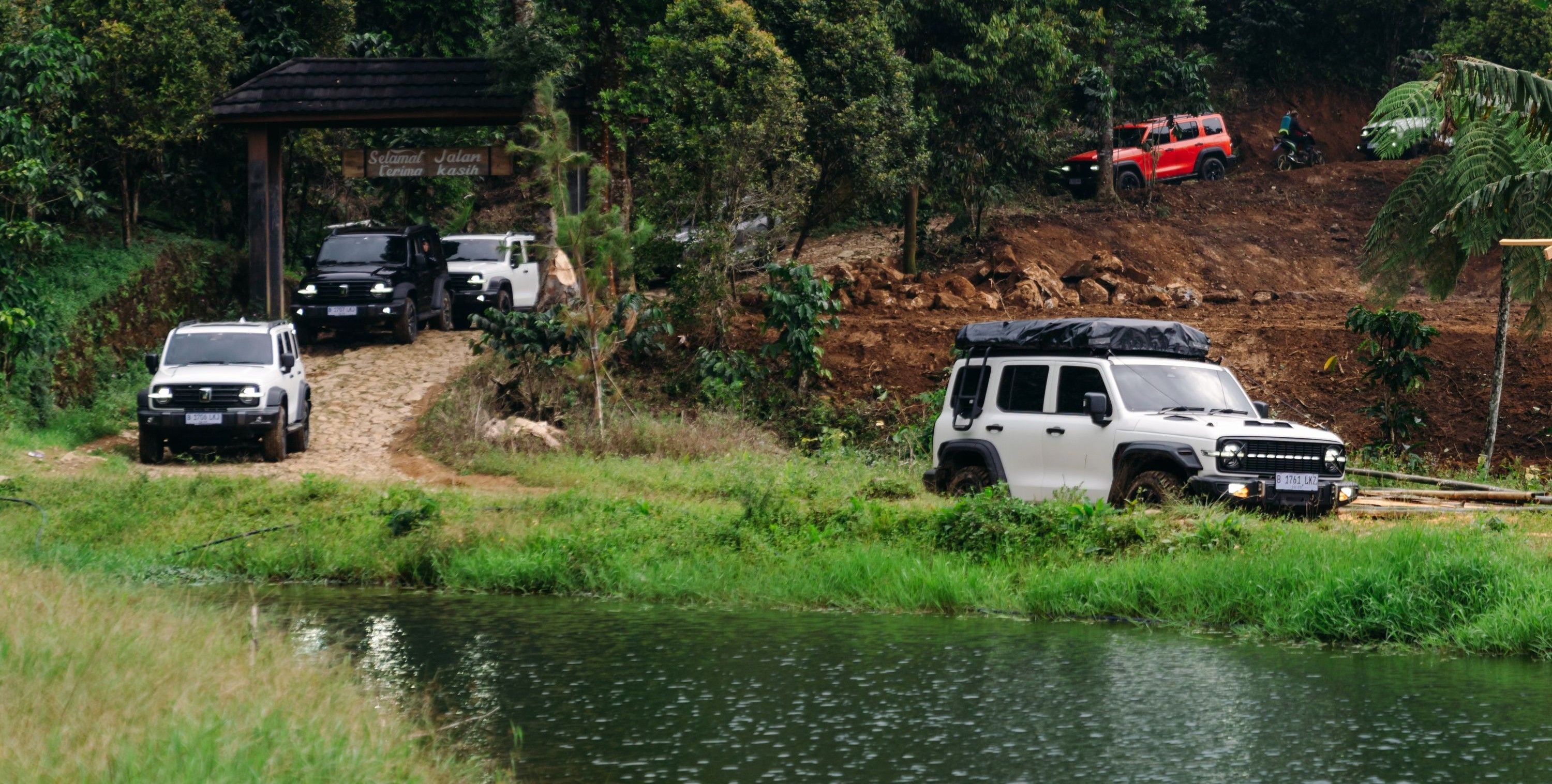 Konvoi GWM Tank 300 Diesel memasuki jalur Cisadon. (GWM Indonesia)