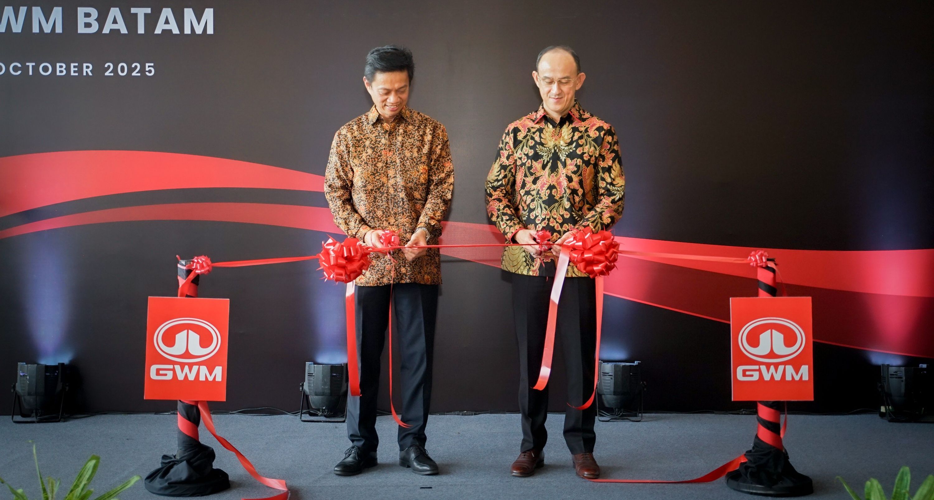 CEO Inchcape GWM Indonesia Bagus Susanto dan Direktur PT Majesty Auto Gemilang Harry Setiawan saat meresmikan diler GWM Batam. (GWM Indonesia)