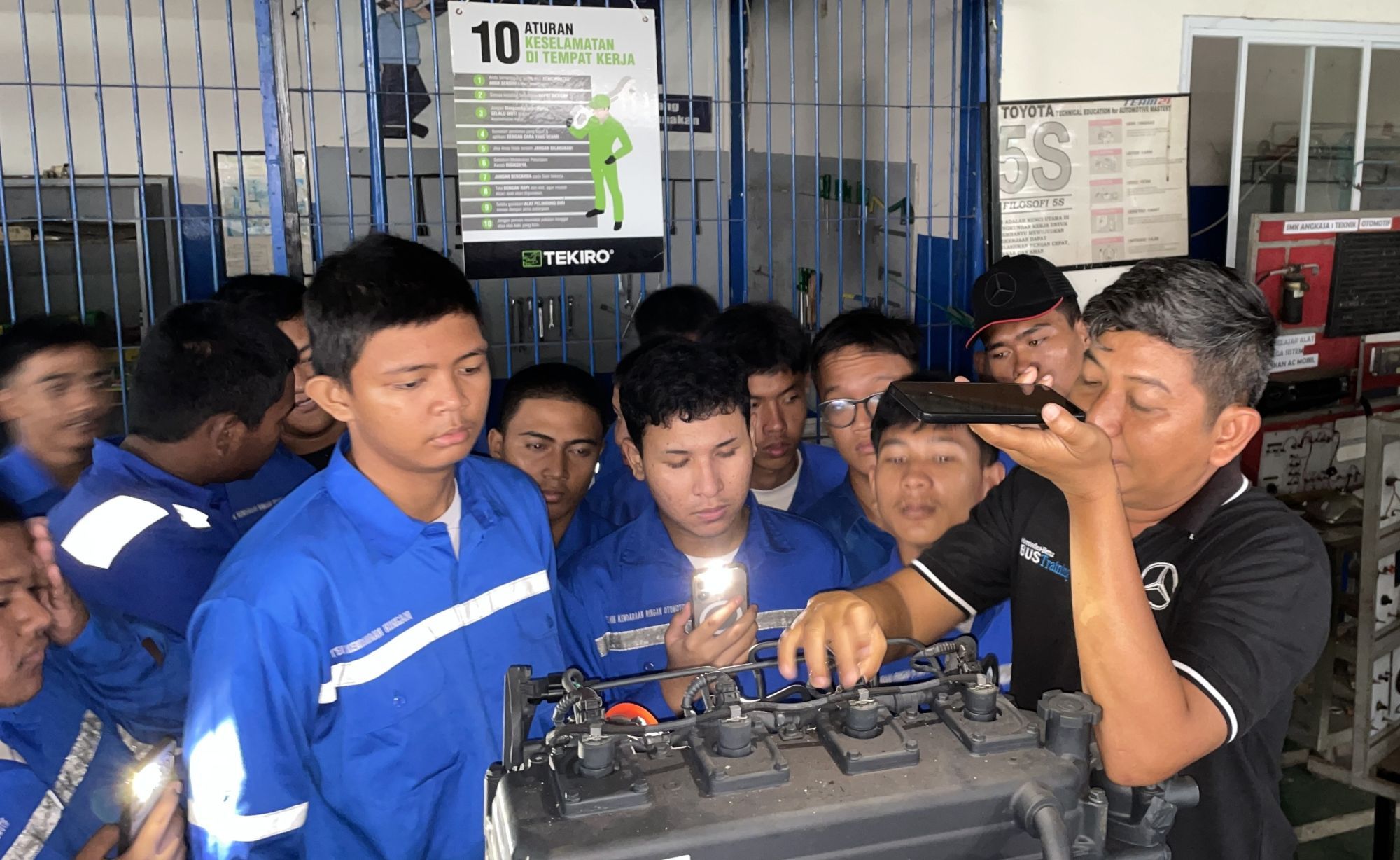Penjelasan pengoperasian, pemanfaatan, dan berbagai aspek mesin Bus Mercedes-Benz OF 917 oleh Aris Sugiarto. (DCVI)