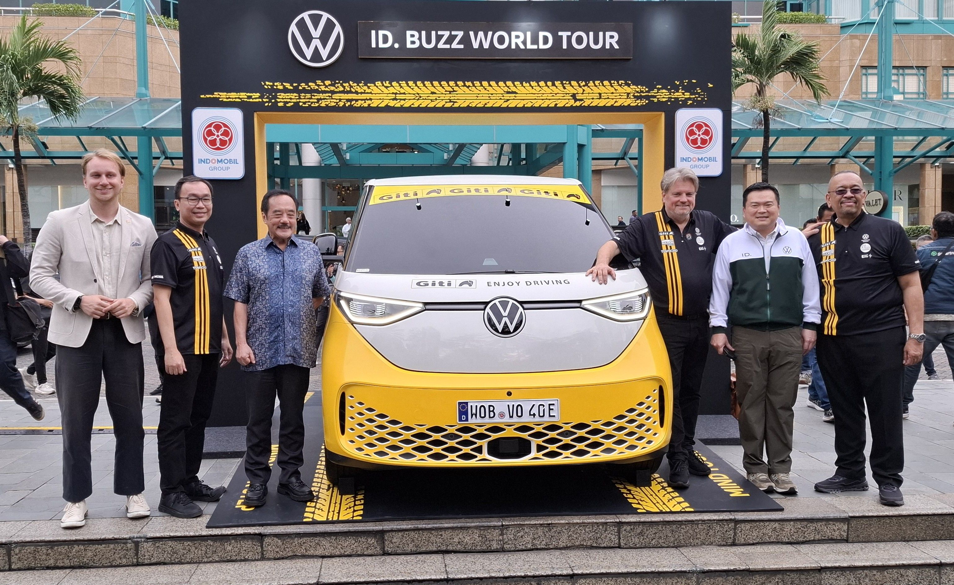 Dari Jakarta, Reiner Zietlow akan berpetualang menuju Semarang, Surabaya, hingga Bali menggunakan VW ID.Buzz. (Chadie)